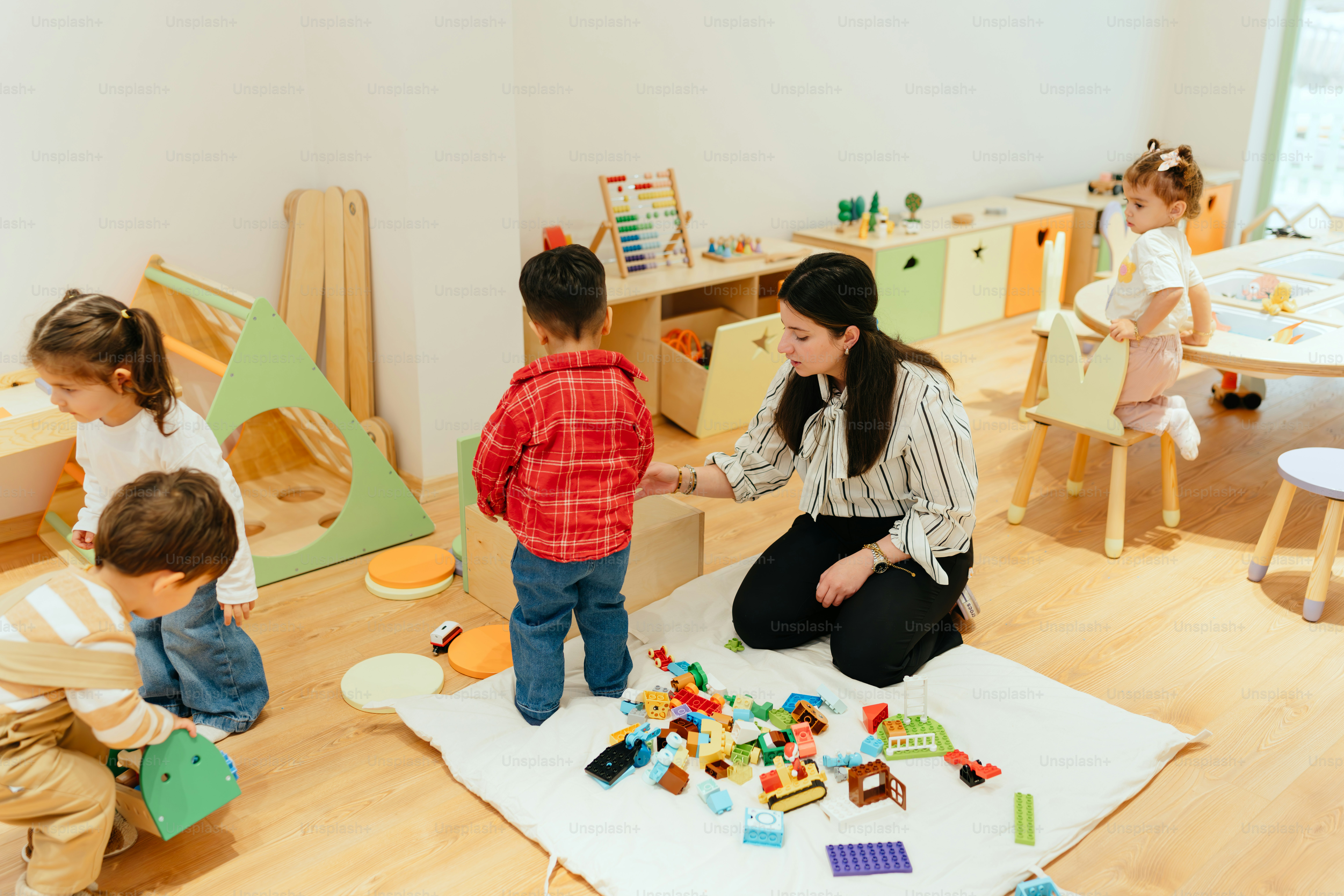 어린이들이 형형색색의 놀이방에서 놀며 배우고 있습니다.