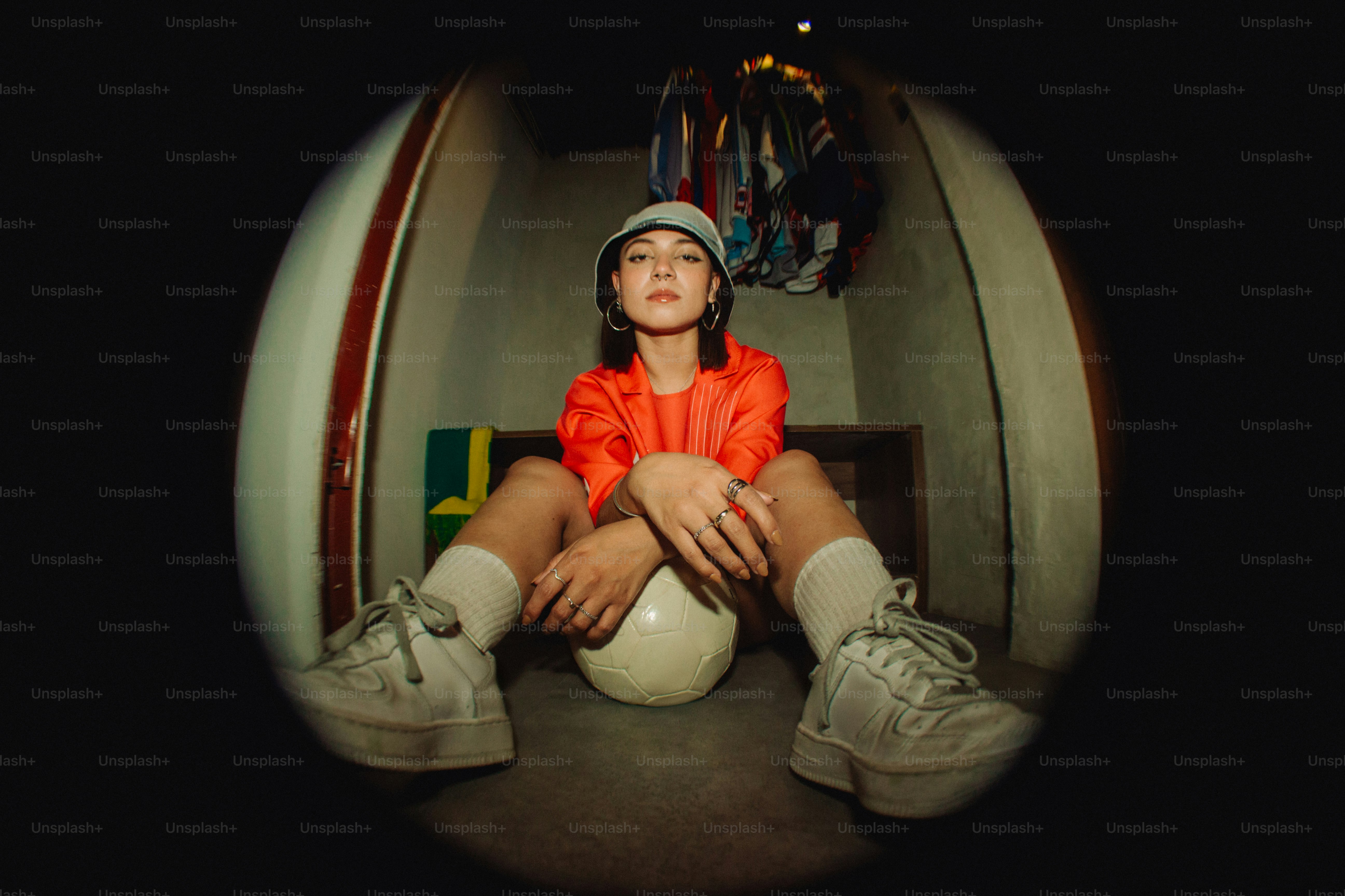 La femme est assise avec un ballon dans un espace restreint.