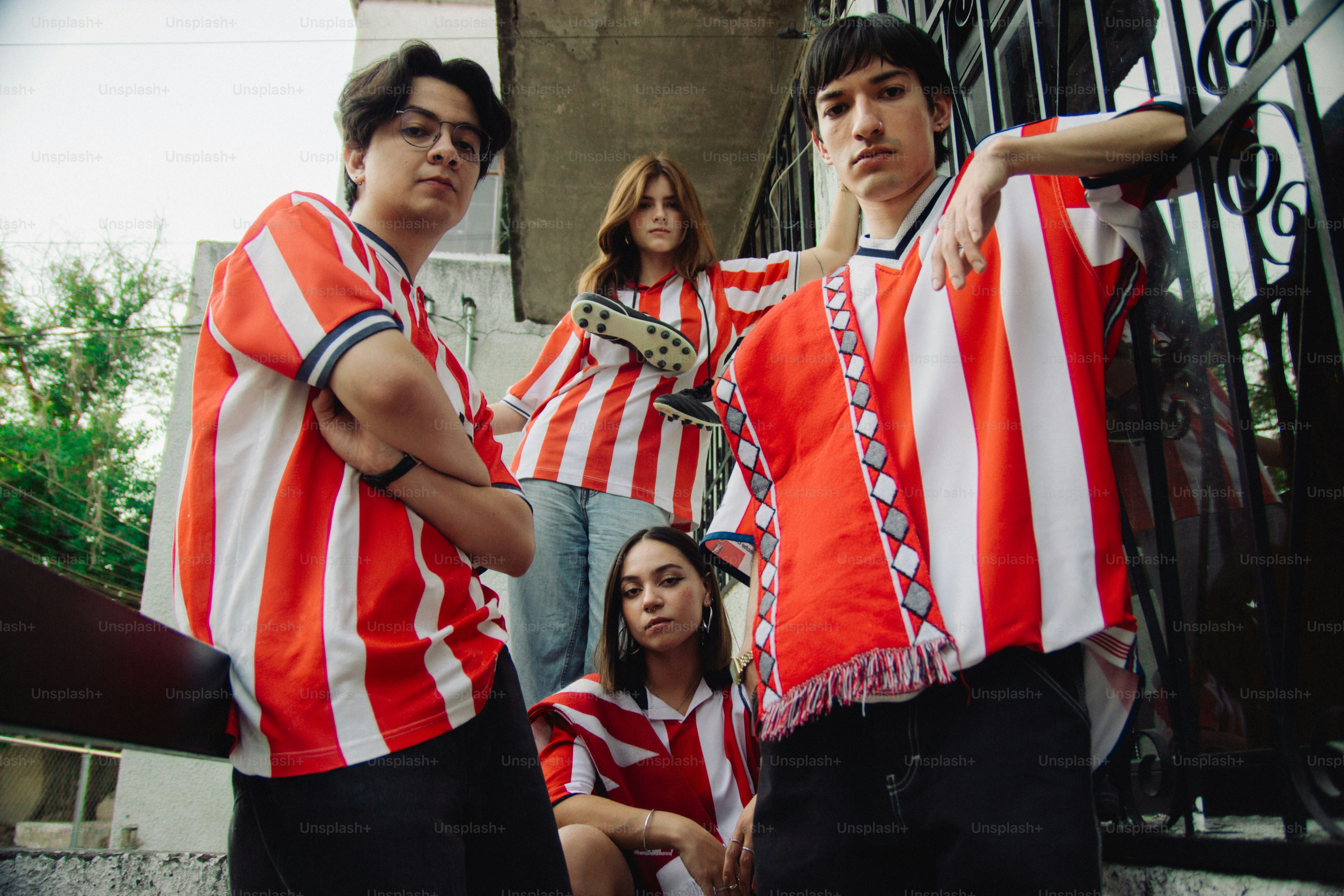 Un groupe de personnes portant des maillots rouges et blancs.