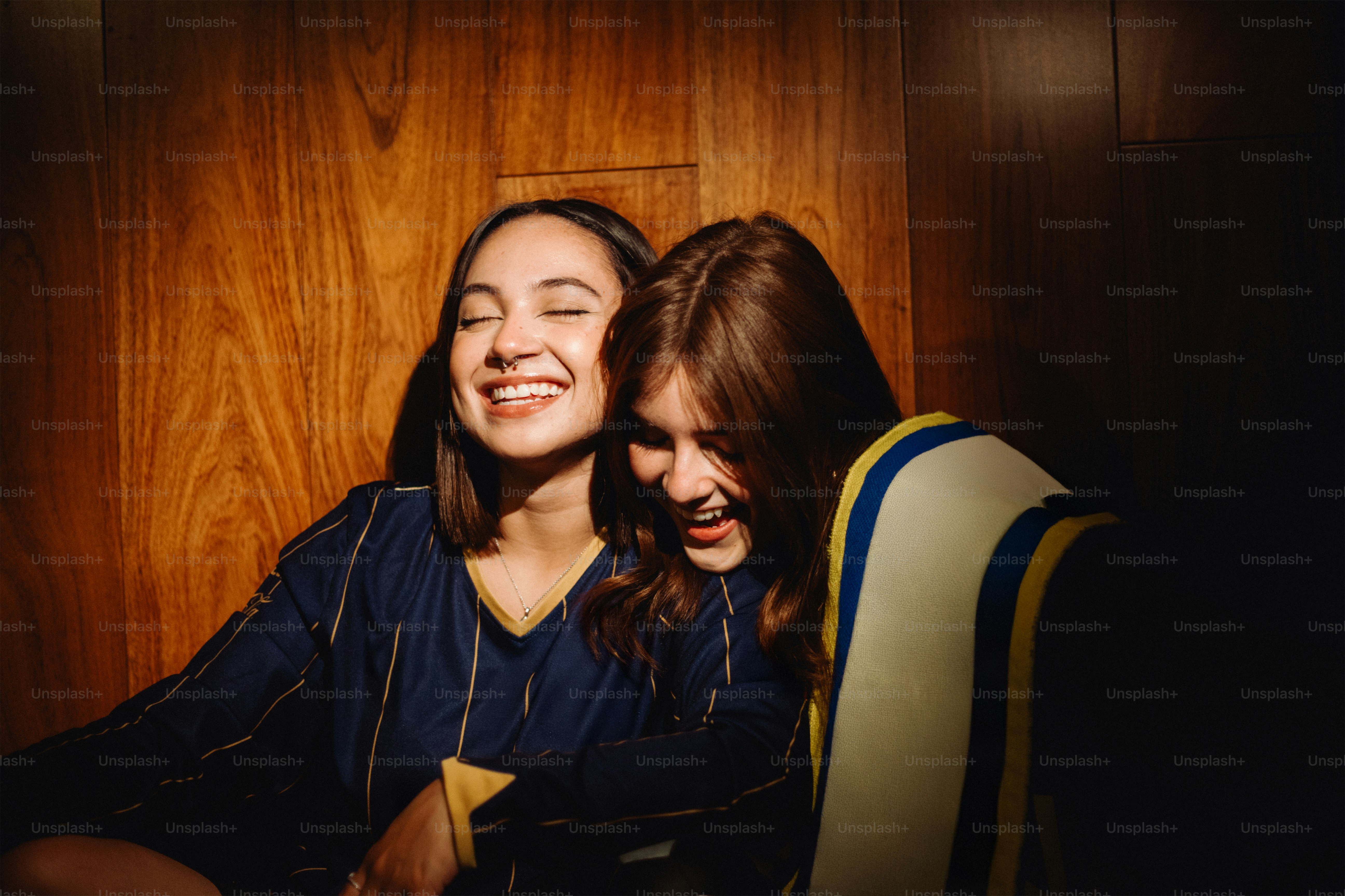 Deux femmes souriantes qui rient ensemble.
