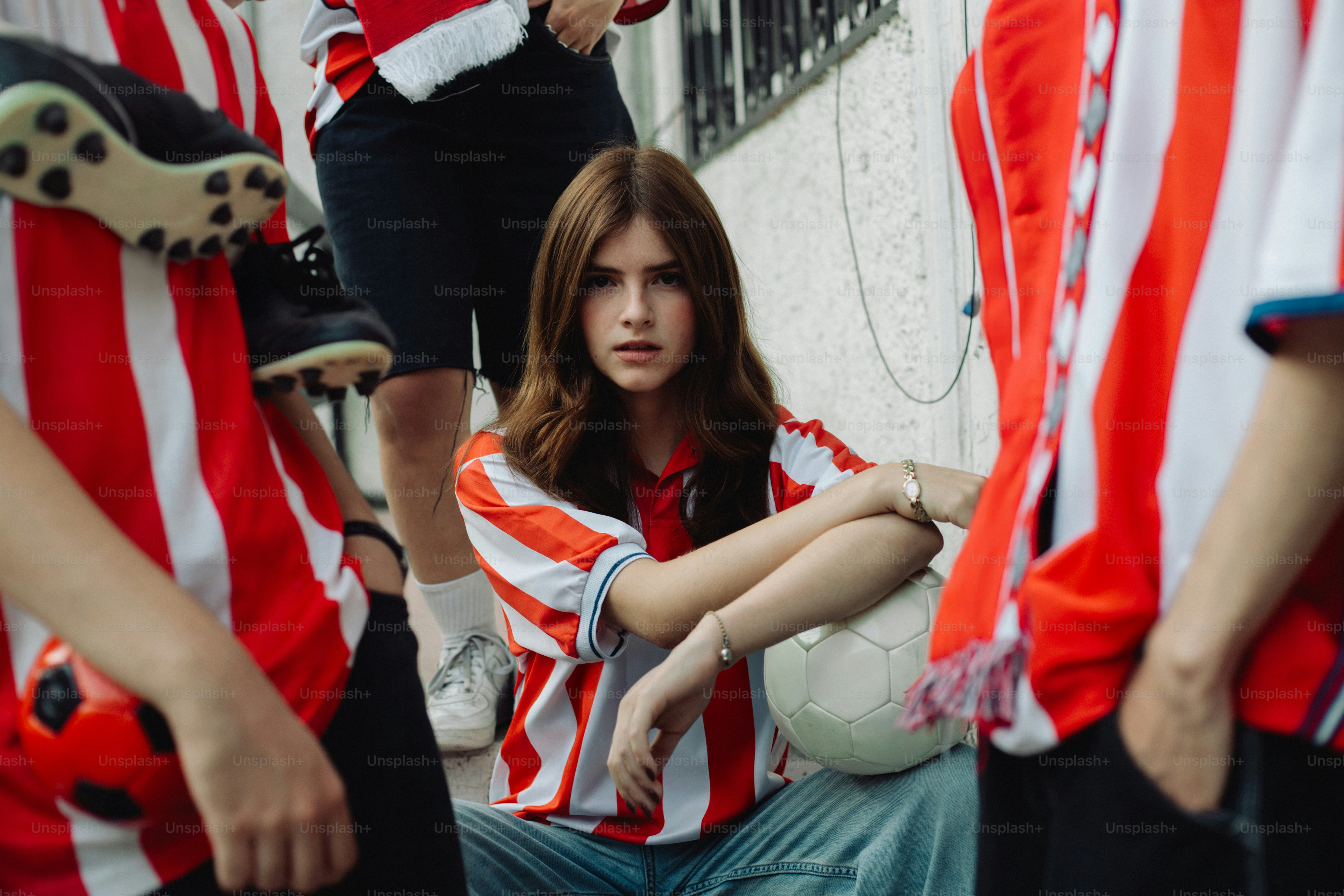 Penggemar sepak bola berpose untuk foto.