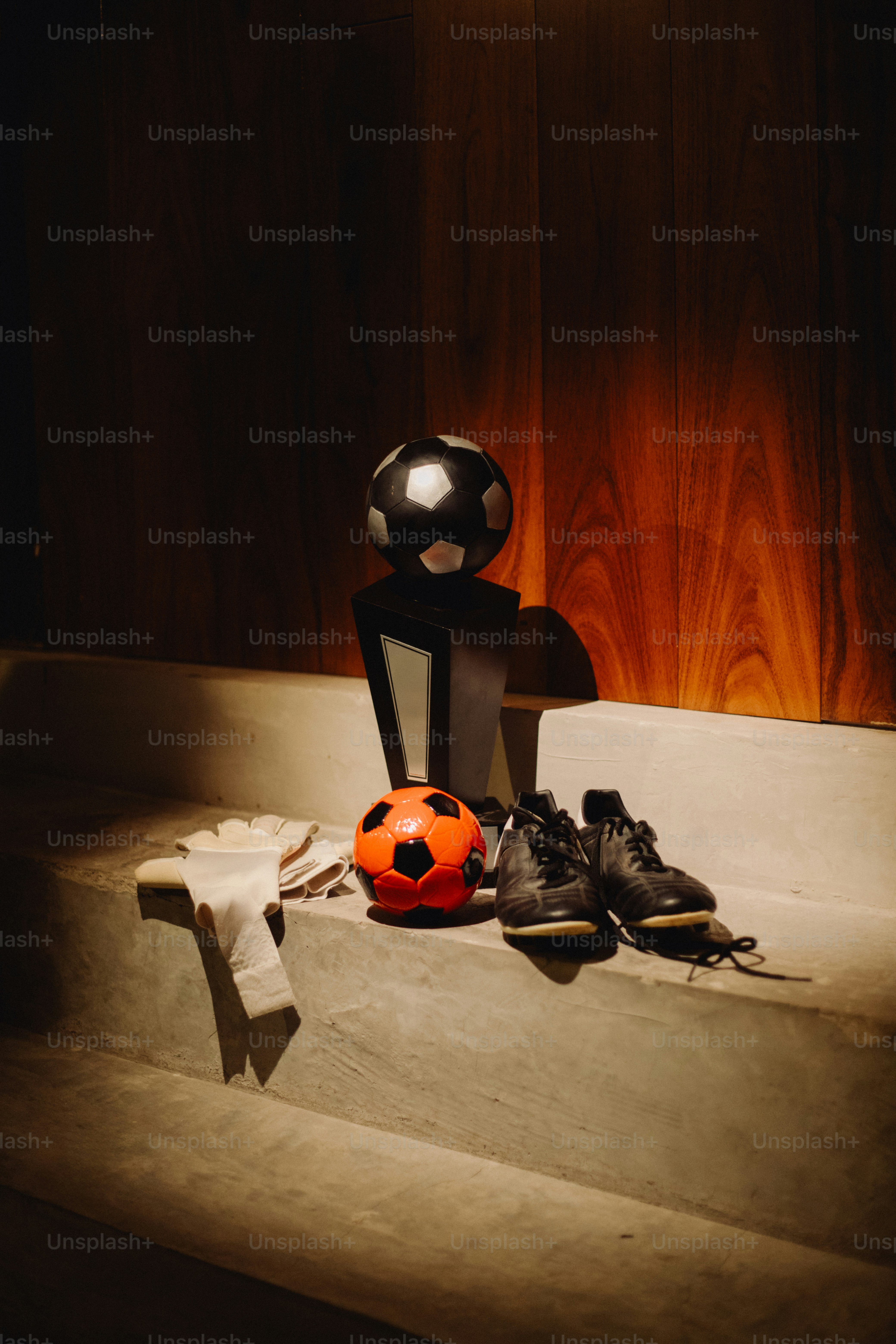 L’équipement de football est disposé sur des escaliers.