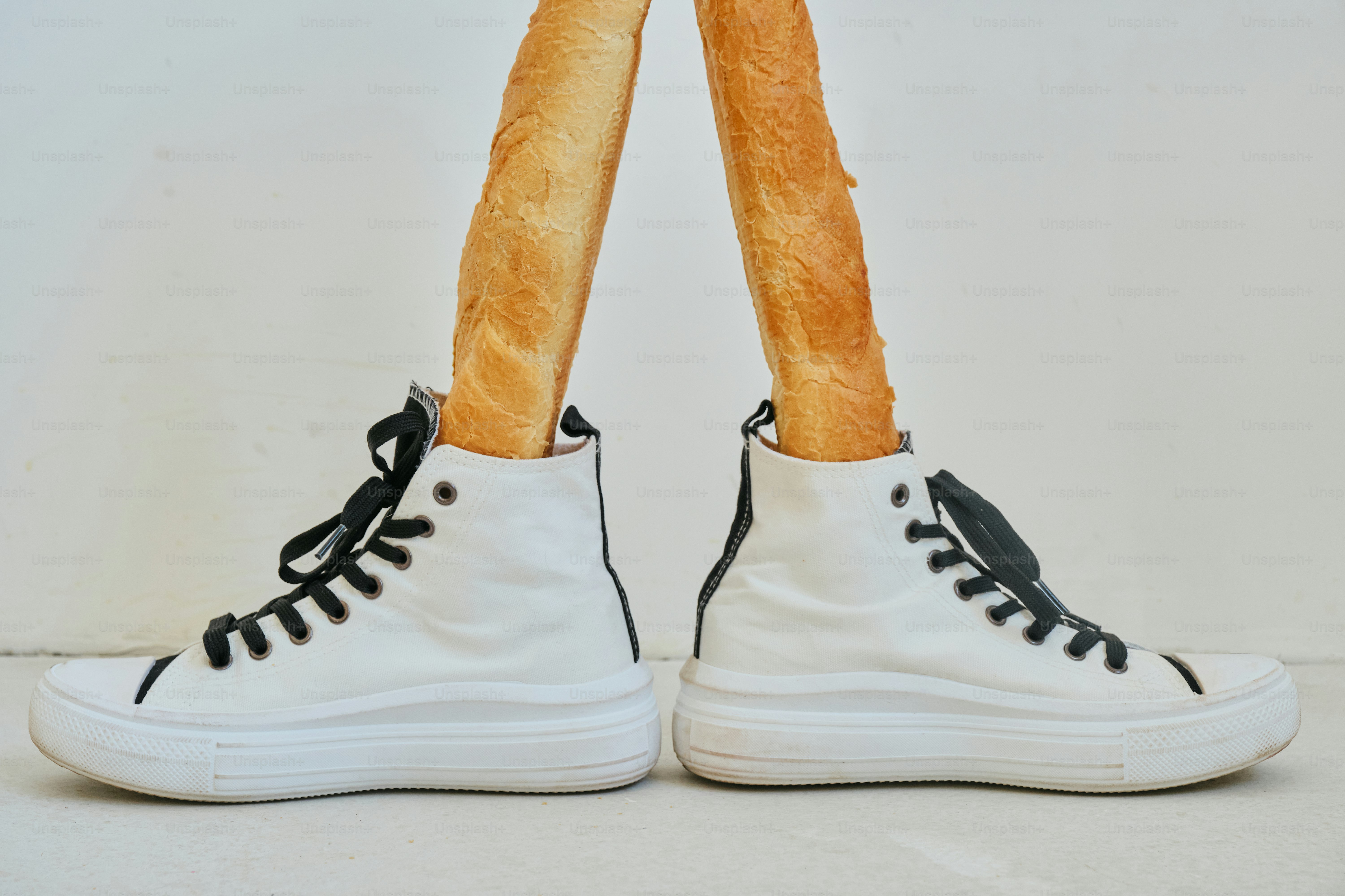 Le baguette sono in scarpe da ginnastica bianche.