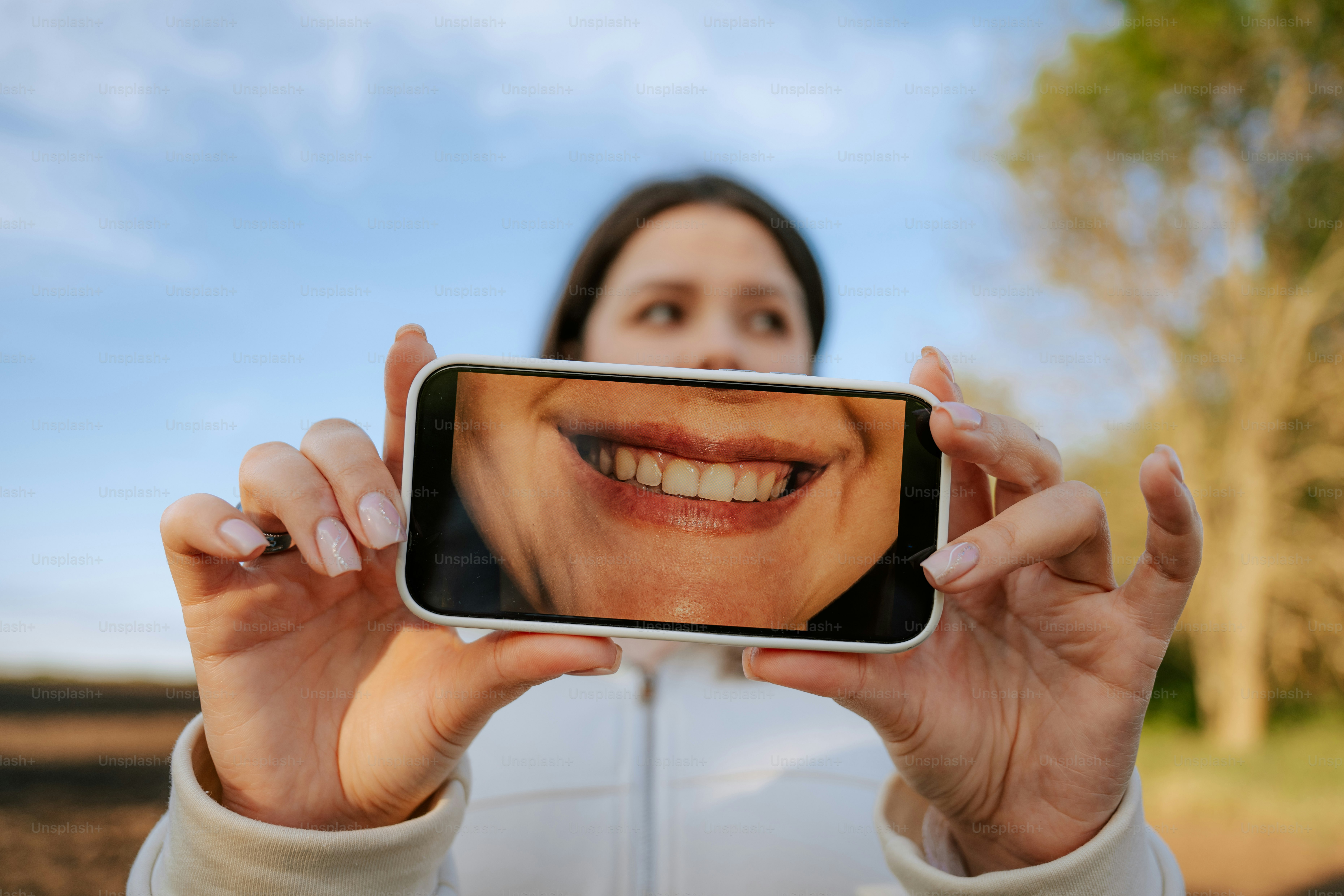 La mujer muestra una cara sonriente en su teléfono. foto – Imagen de  Tecnología en Unsplash, image size:3000x2000