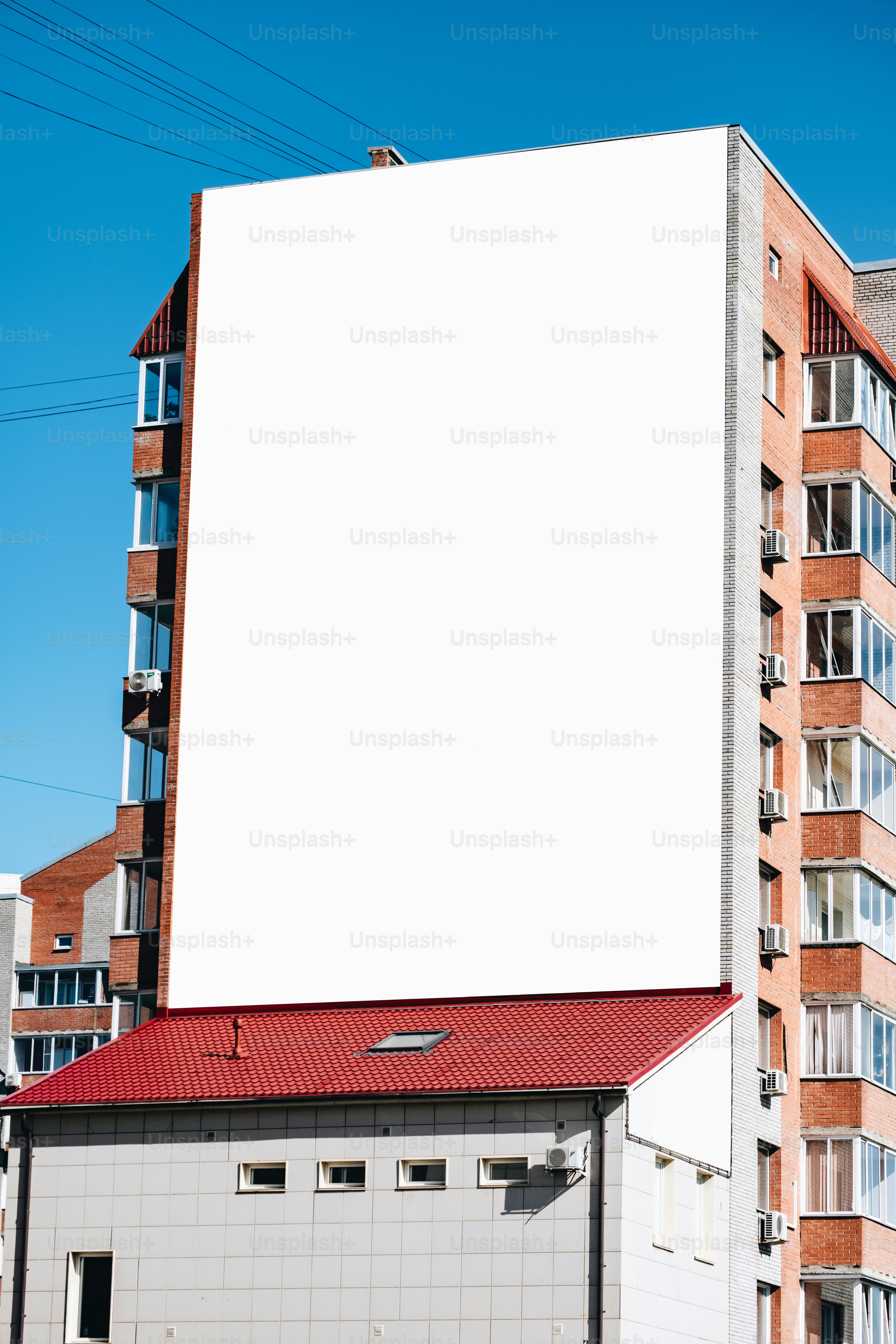 Eine Werbetafel befindet sich an der Seite eines Backsteingebäudes.