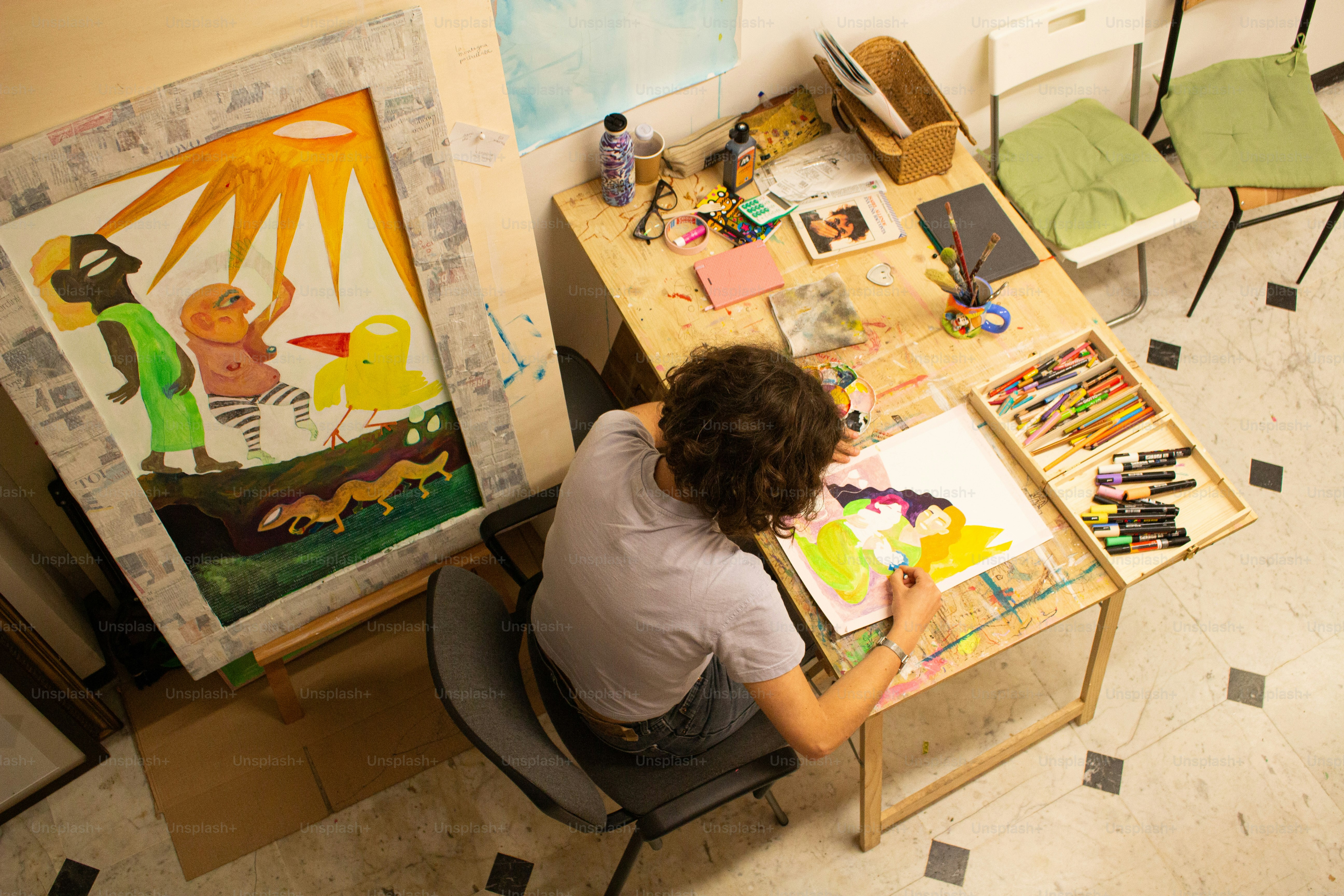 Seniman sedang melukis di studio