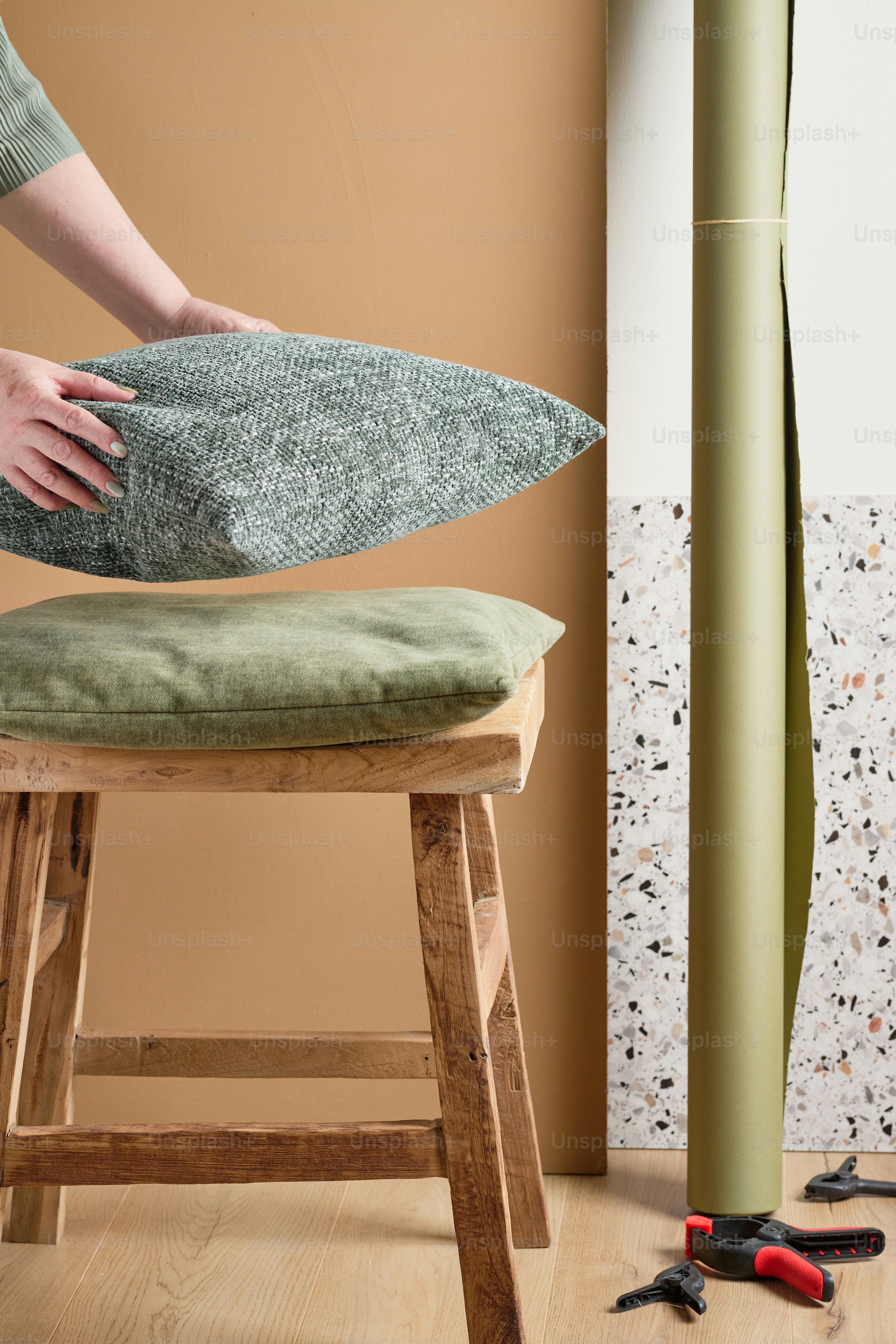 Una persona coloca una almohada sobre otra almohada.