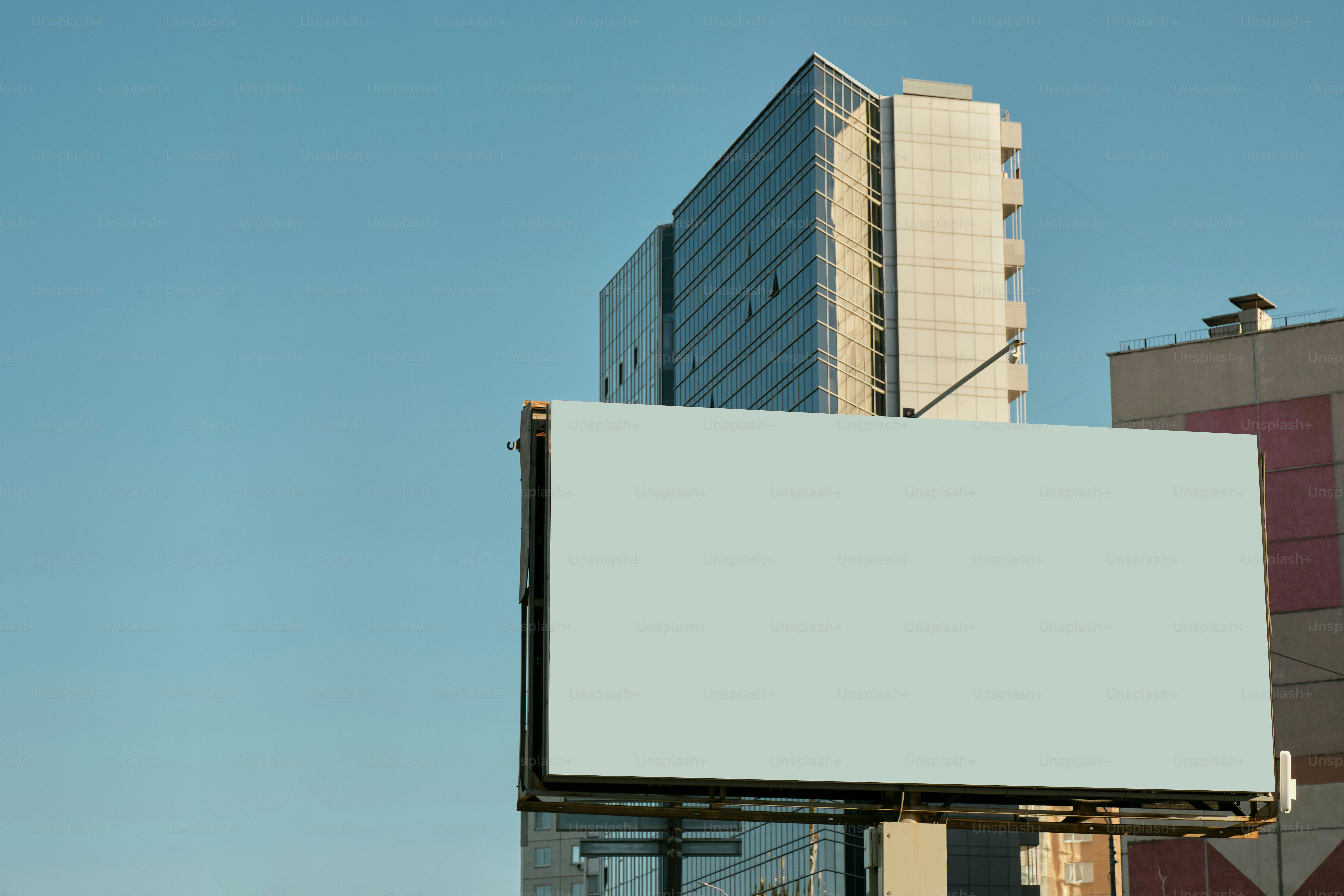 Werbetafeln stehen vor städtischen Gebäuden. Foto – Bild zum Thema Stadt  auf Unsplash, image size:3000x2000