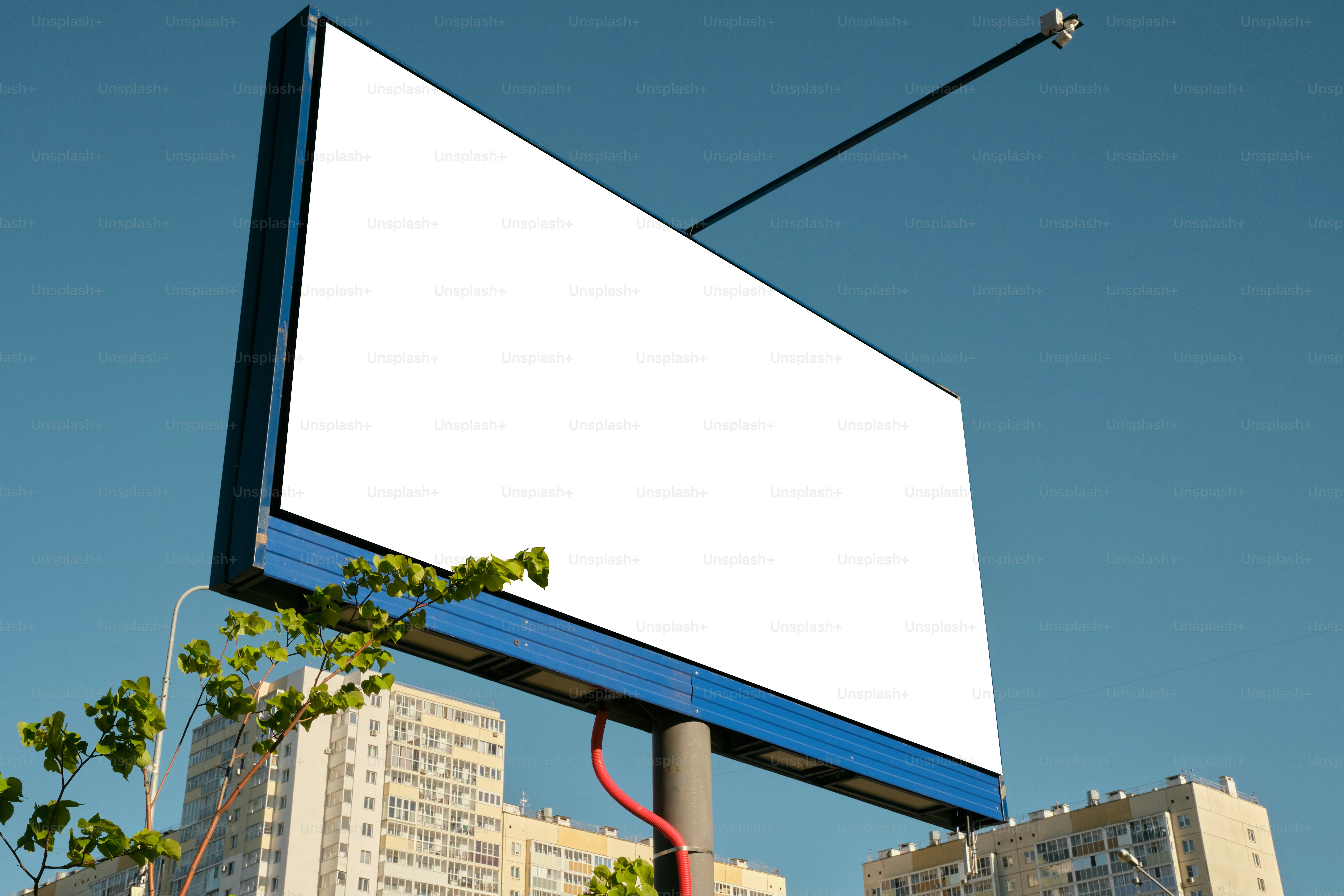 Leere Werbetafeln zeigen Werbung an, die kommen wird. Foto – Bild zum Thema  Hintergrund auf Unsplash, image size:3000x2000