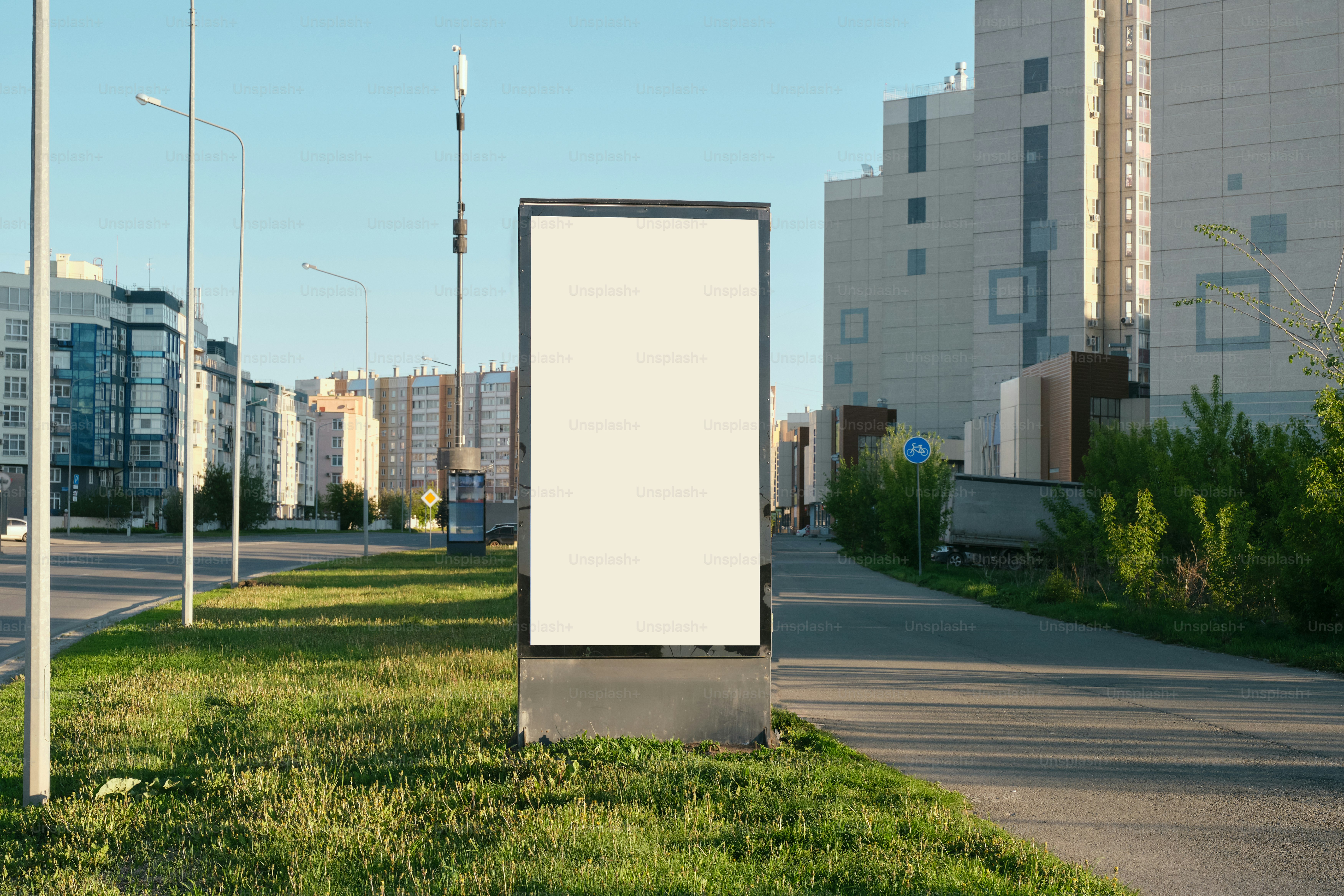 Un panneau publicitaire se dresse sur le bord d’une route.