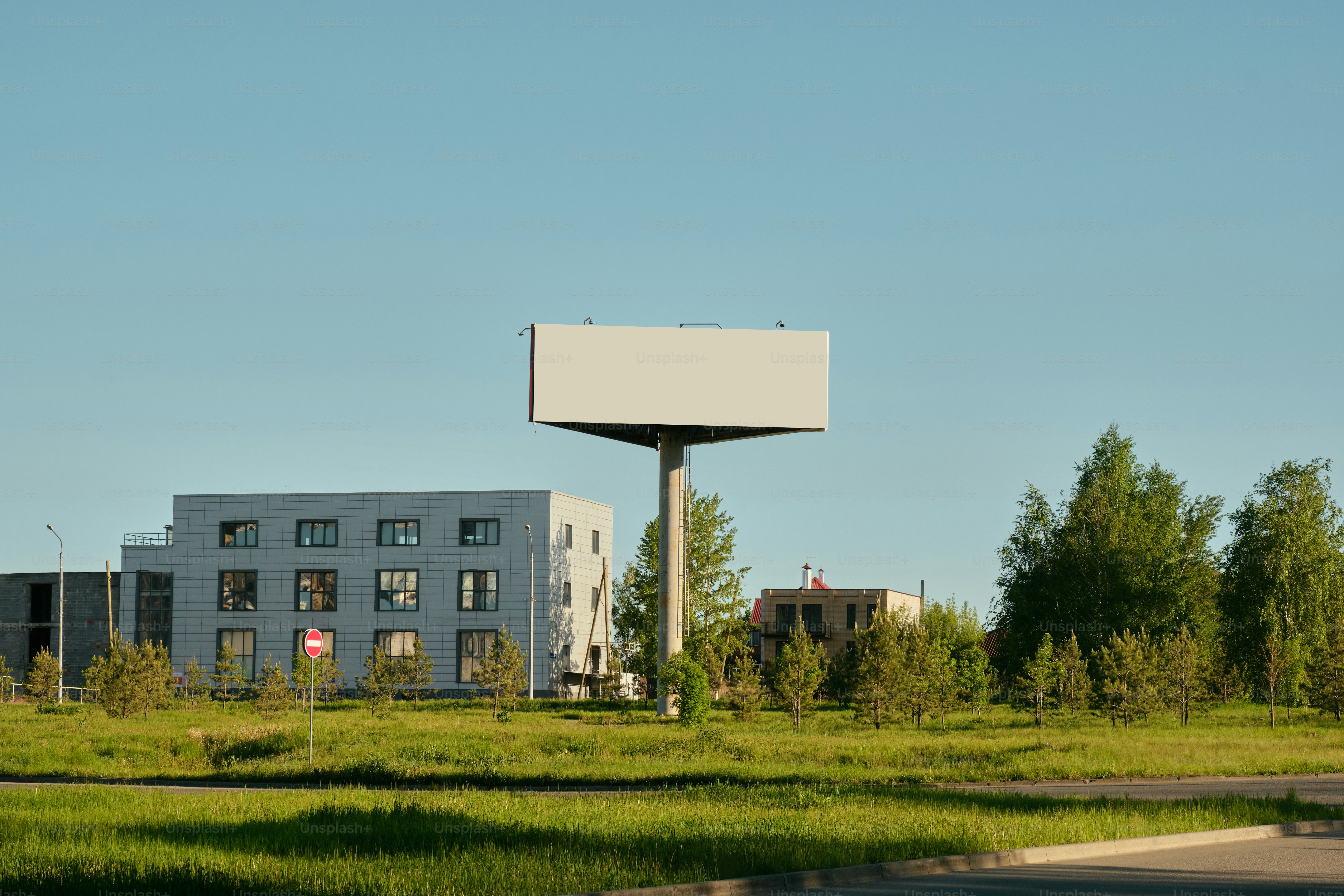 Eine leere Werbetafel steht neben einem Gebäude. Foto – Bild zum Thema  Geschäft auf Unsplash, image size:3000x2000