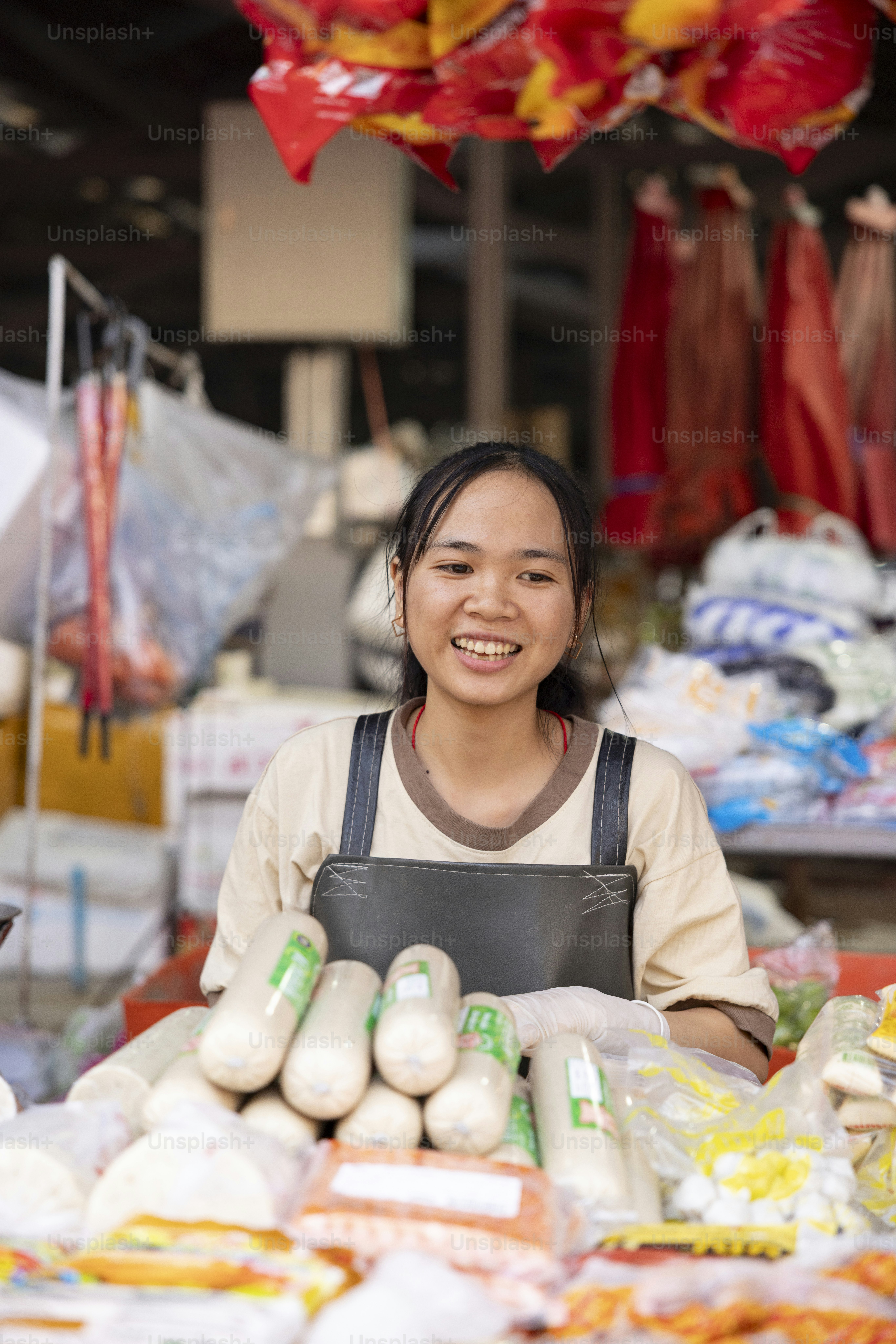 Frau verkauft Lebensmittel an einem Marktstand.