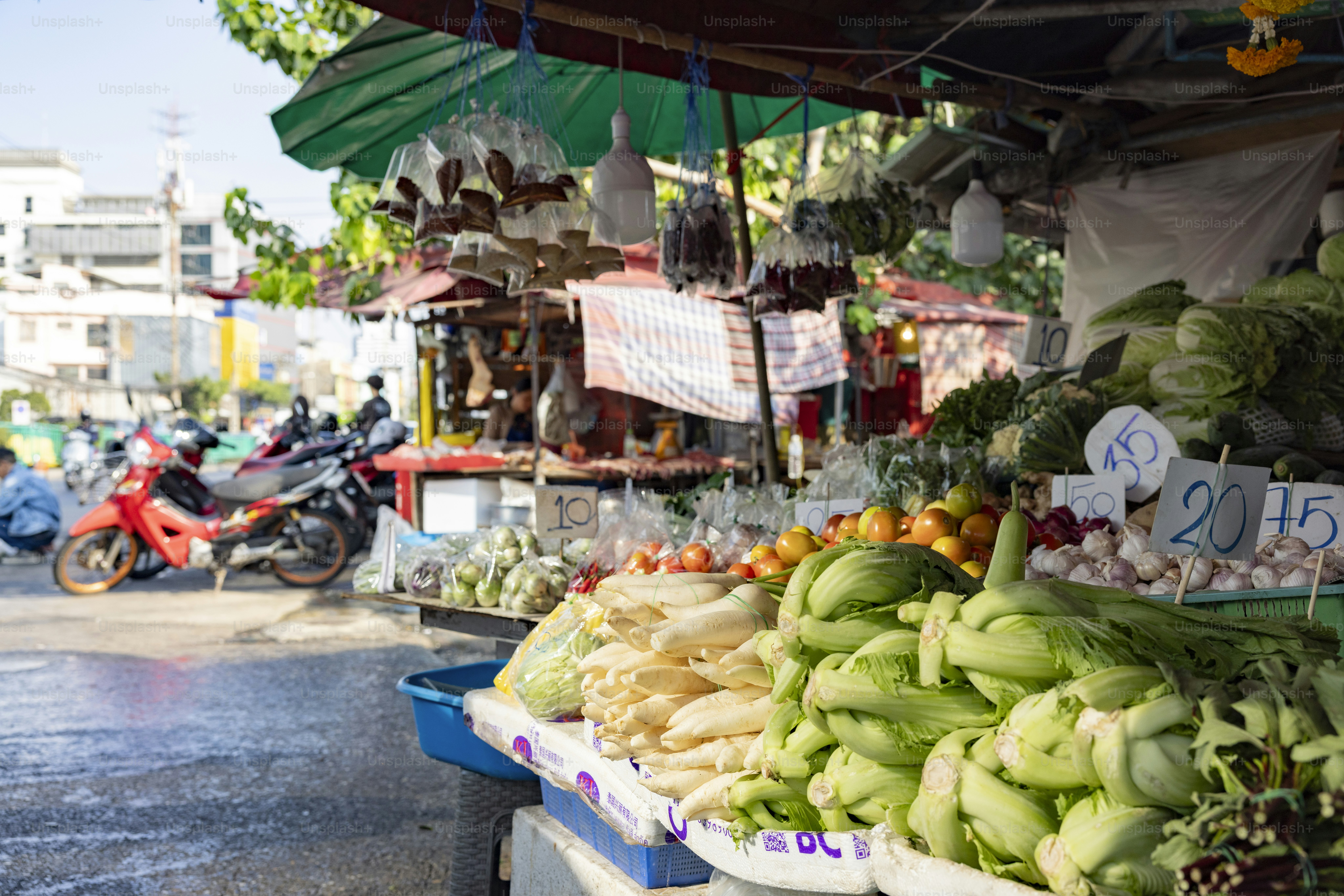 Свежие продукты выставлены на оживлённом рынке под открытым небом.