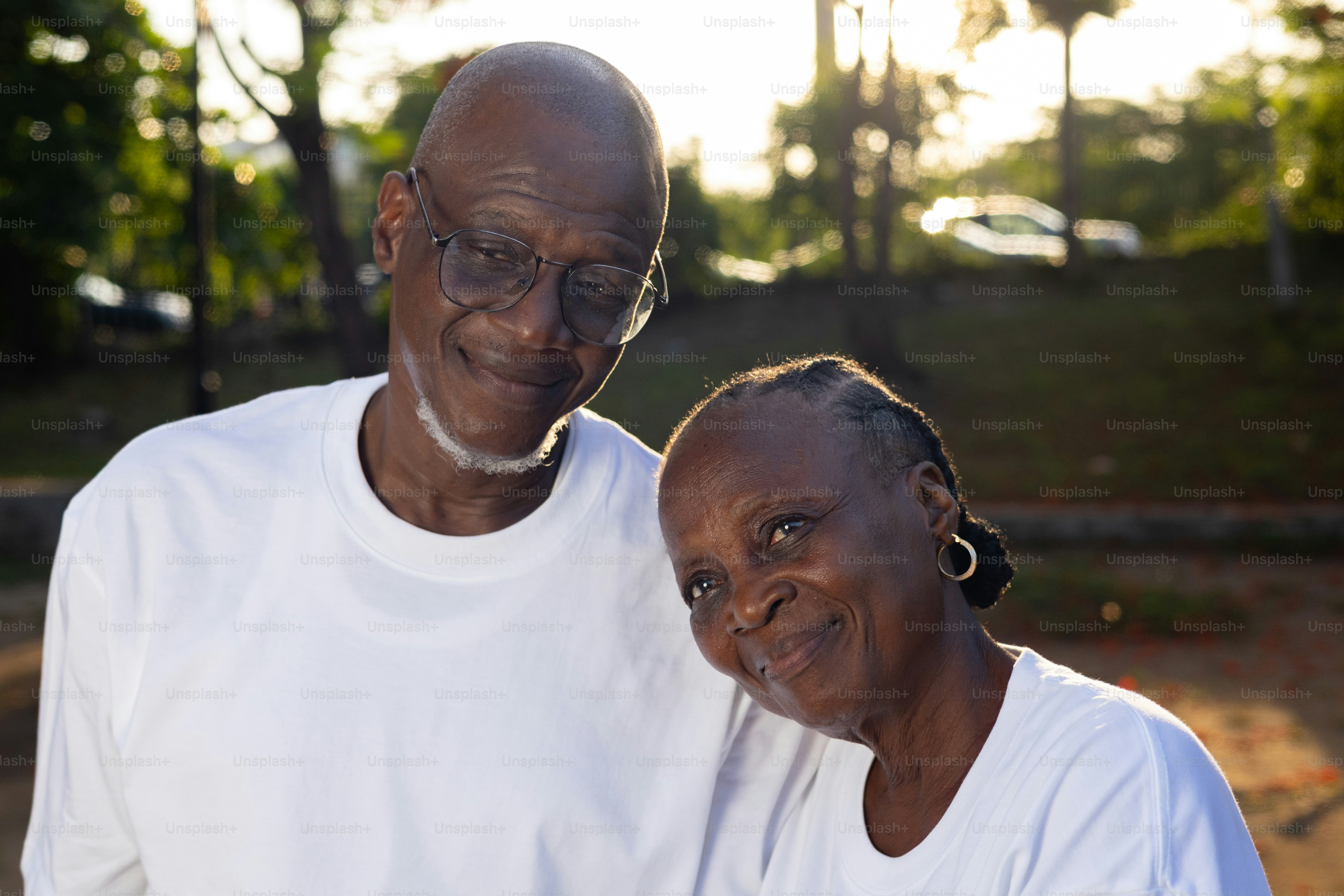 Couple africain souriant, moment complice