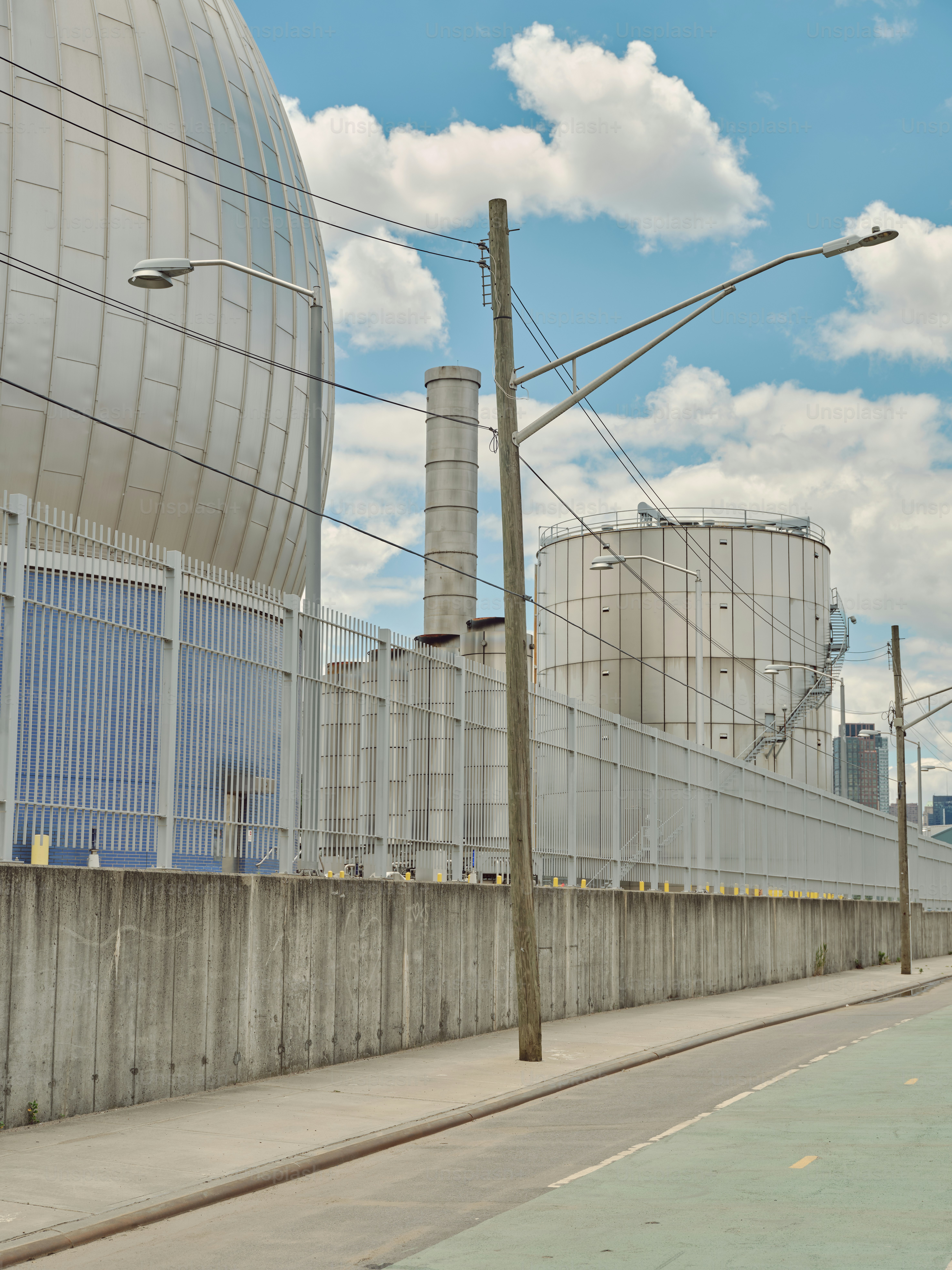 Gli edifici industriali sono contrapposti a un cielo blu.