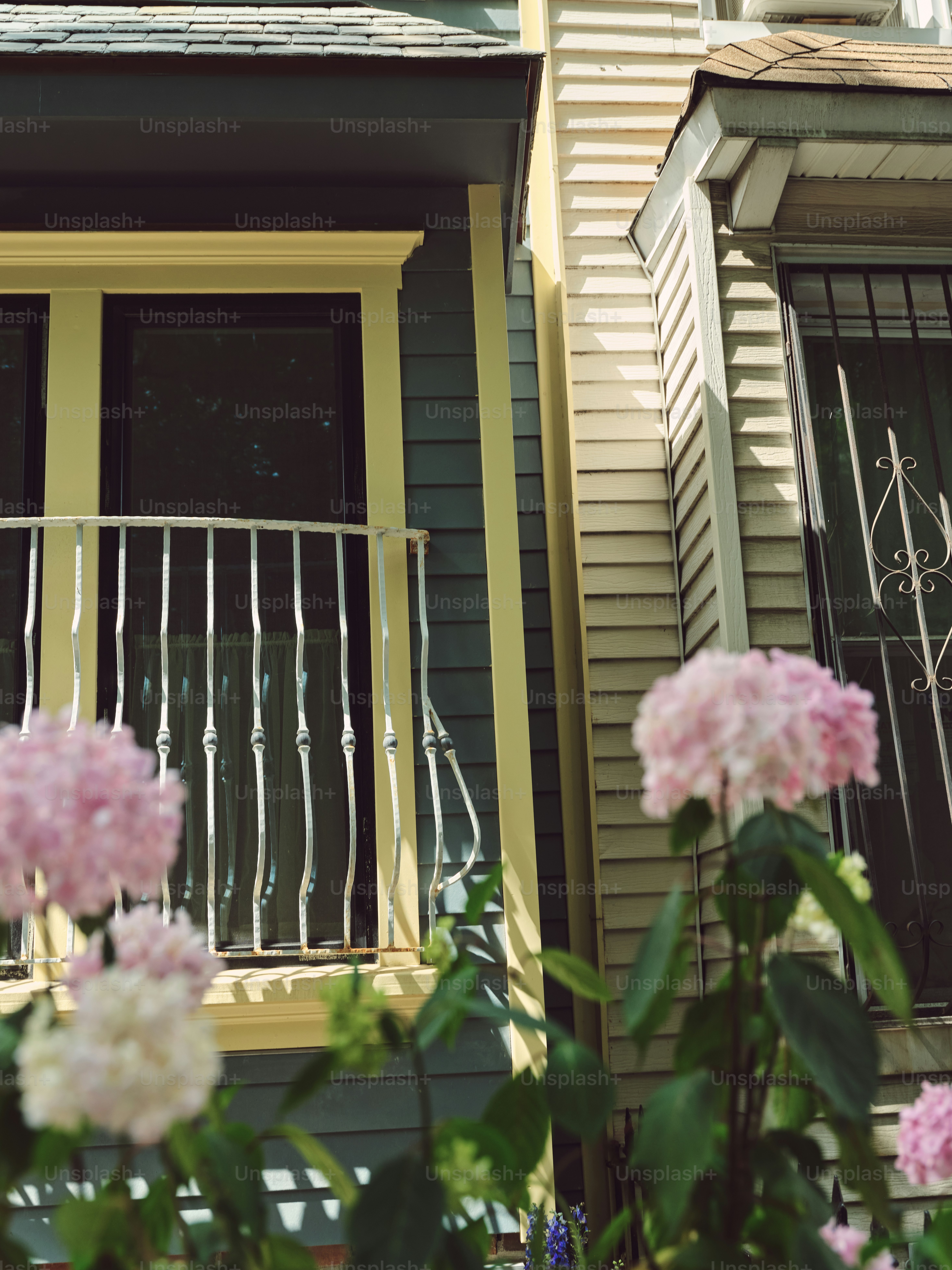 Ein Balkon und Blumen befinden sich vor einem Haus.