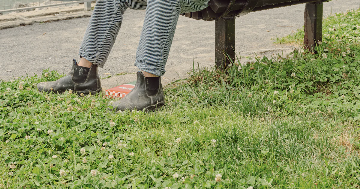 Behind A Bench A person is concealed behind a bench. photo – City Image on Unsplash