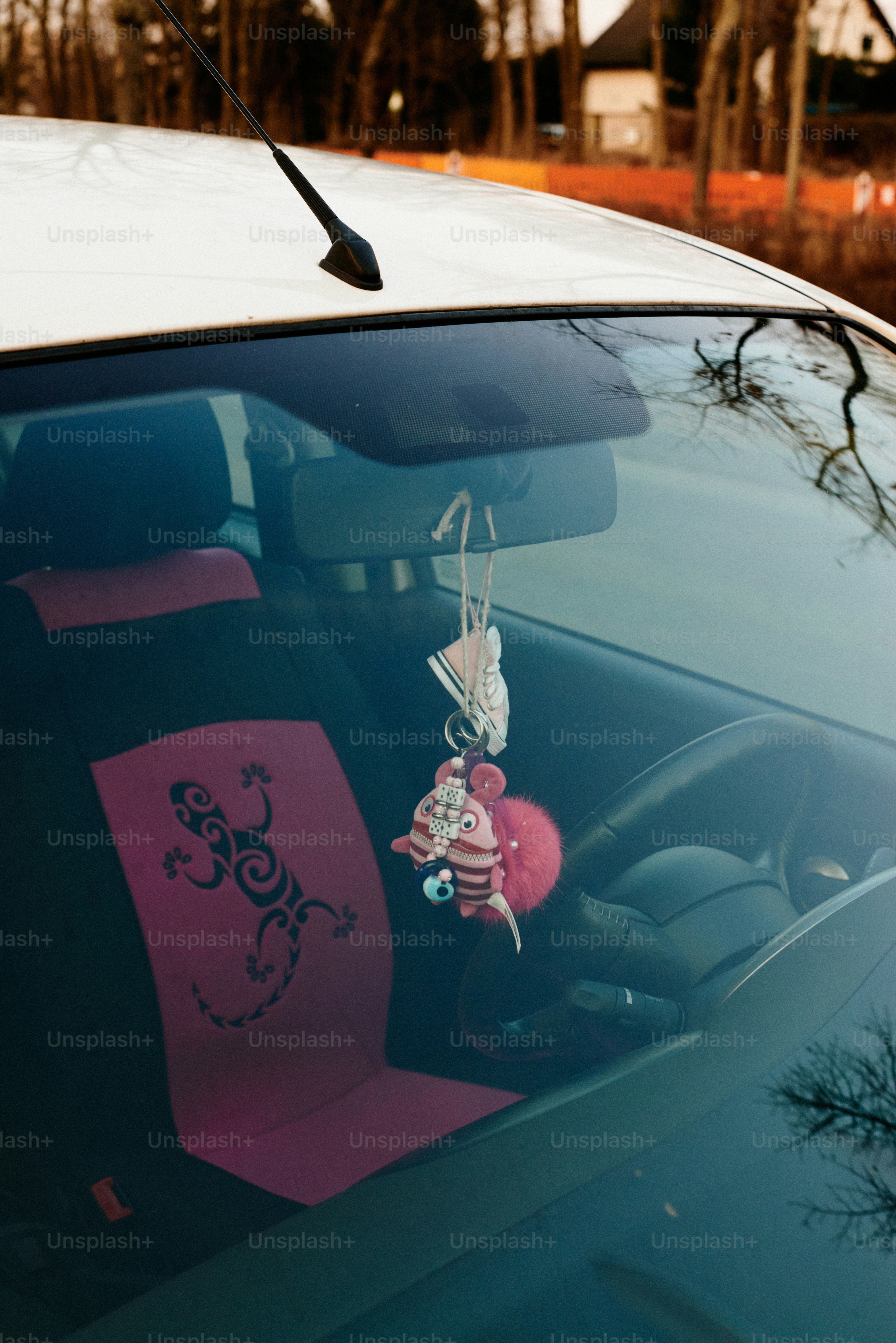 Im Inneren eines Autos, mit Sitz und Spiegel.