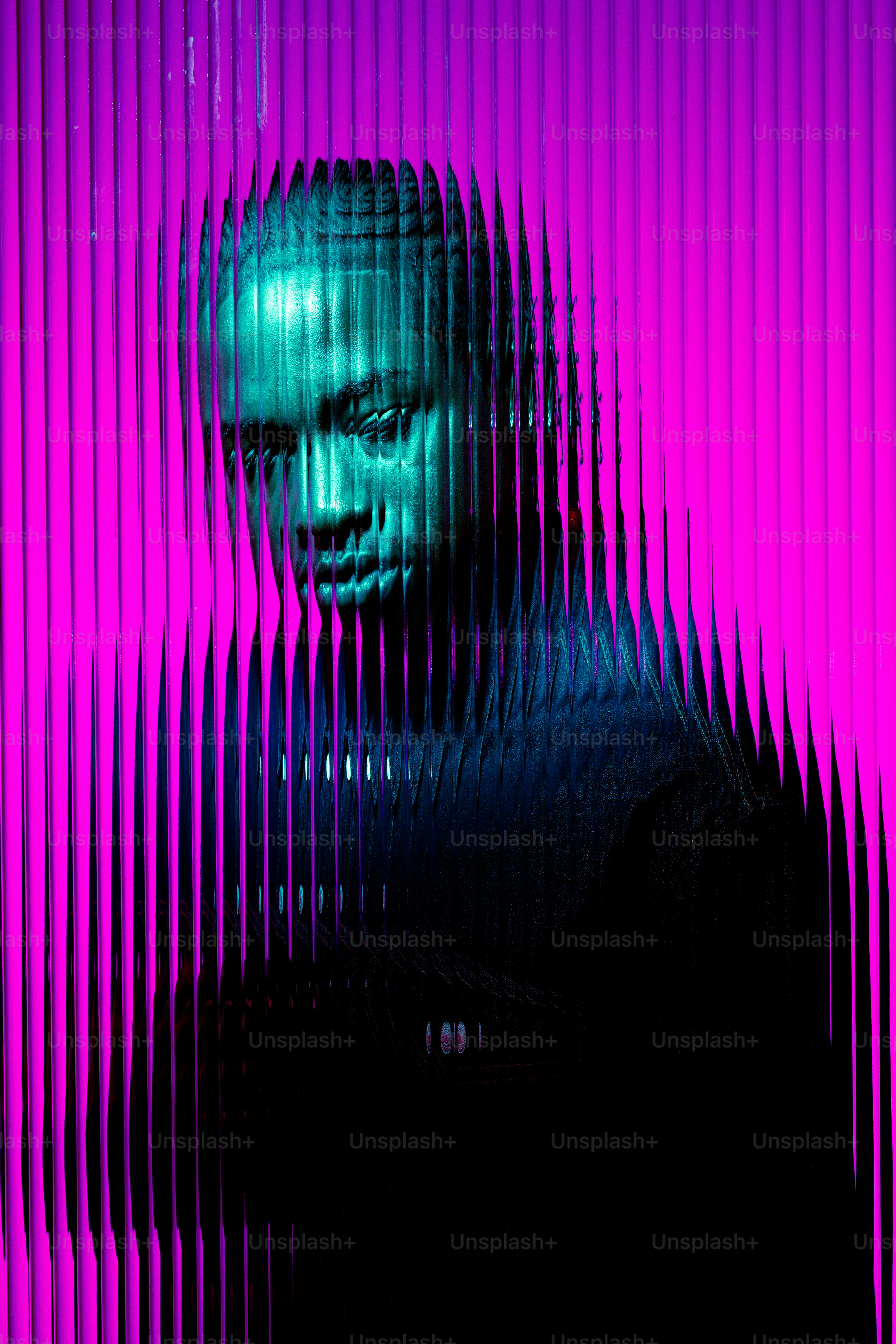 Le visage d’une personne est entrecoupé de lignes verticales lumineuses.