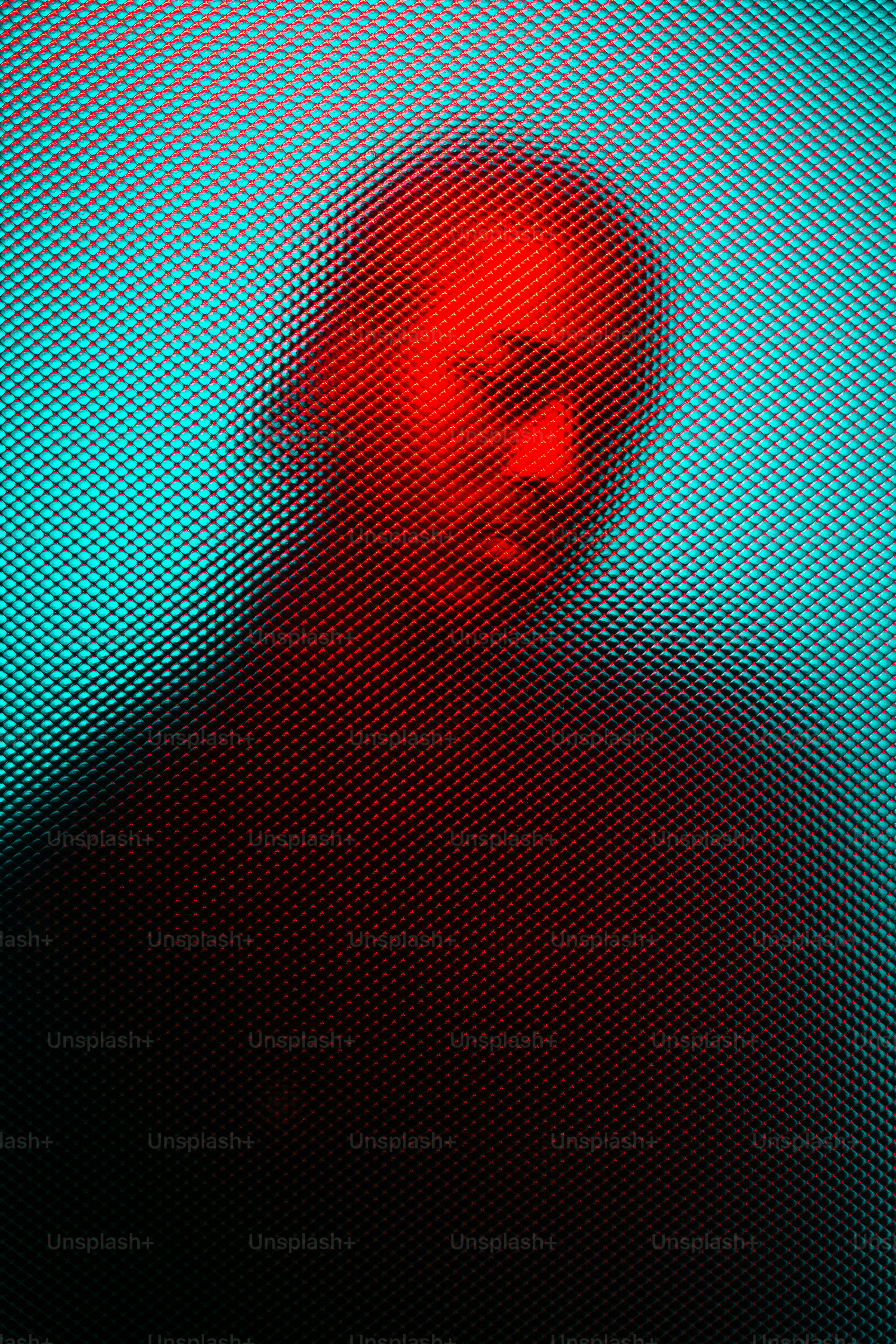 Orang yang kabur terlihat melalui kaca bertekstur.