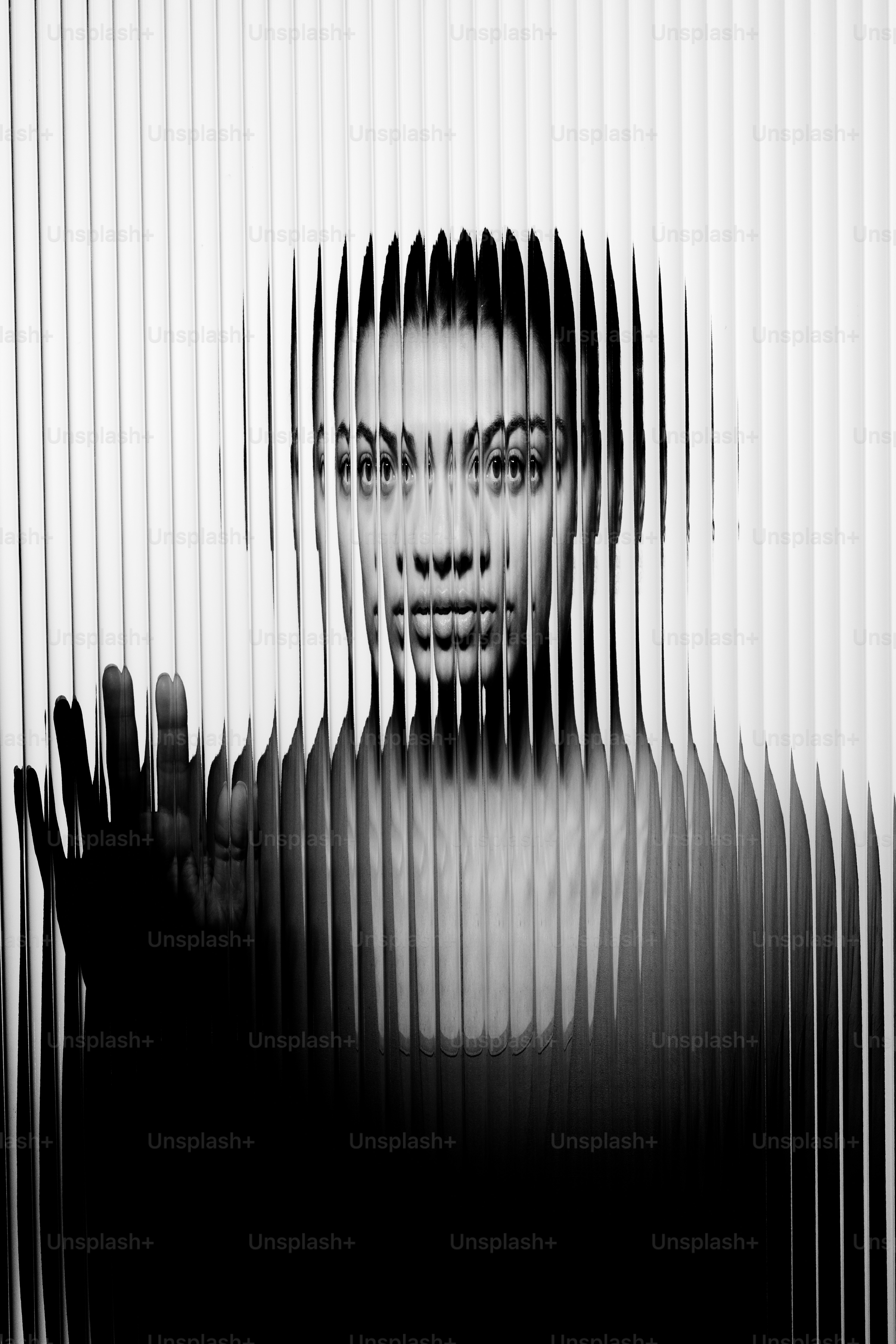 Le visage d’une personne est visible à travers des bandes.