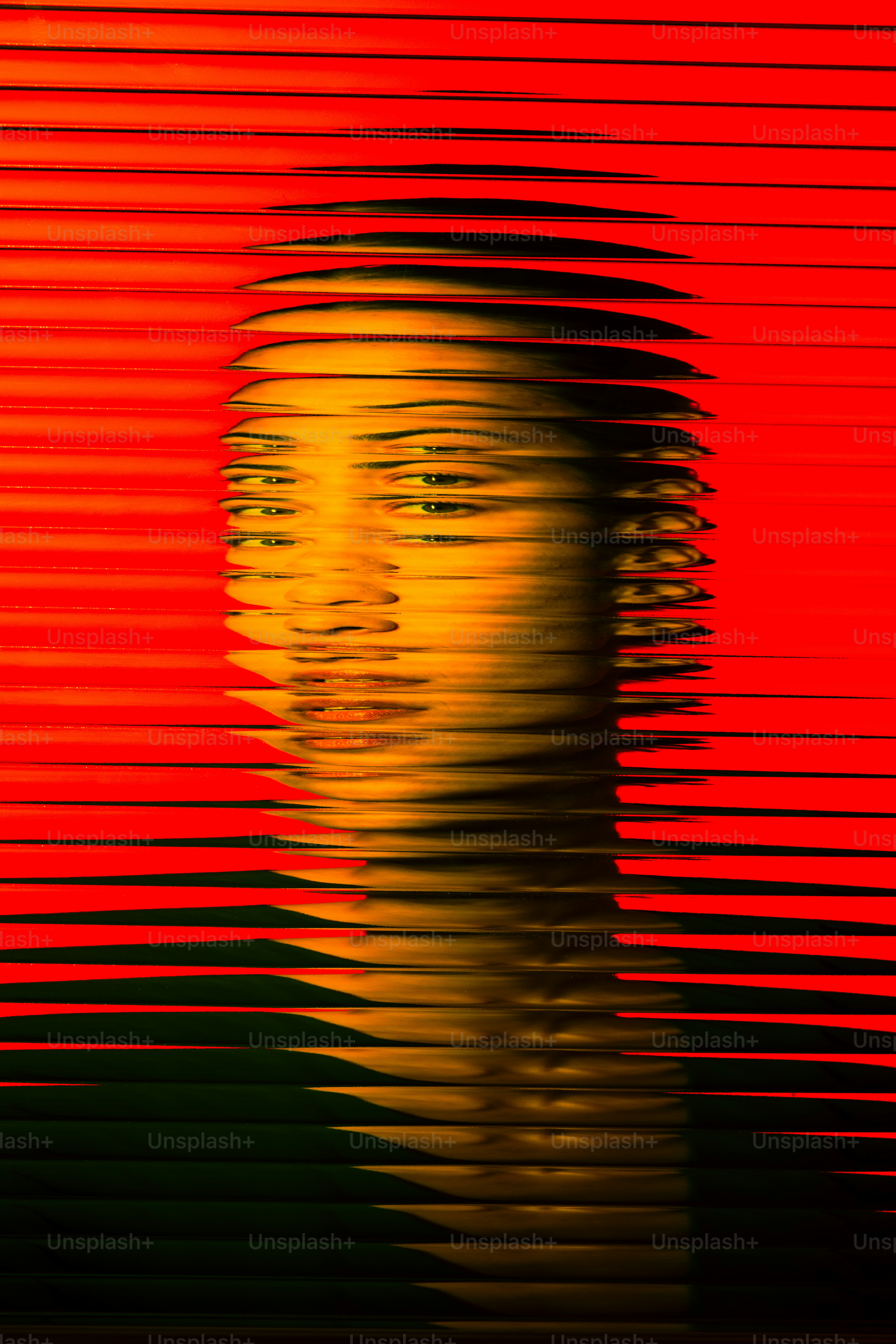 Un rostro aparece distorsionado por líneas horizontales rojas.