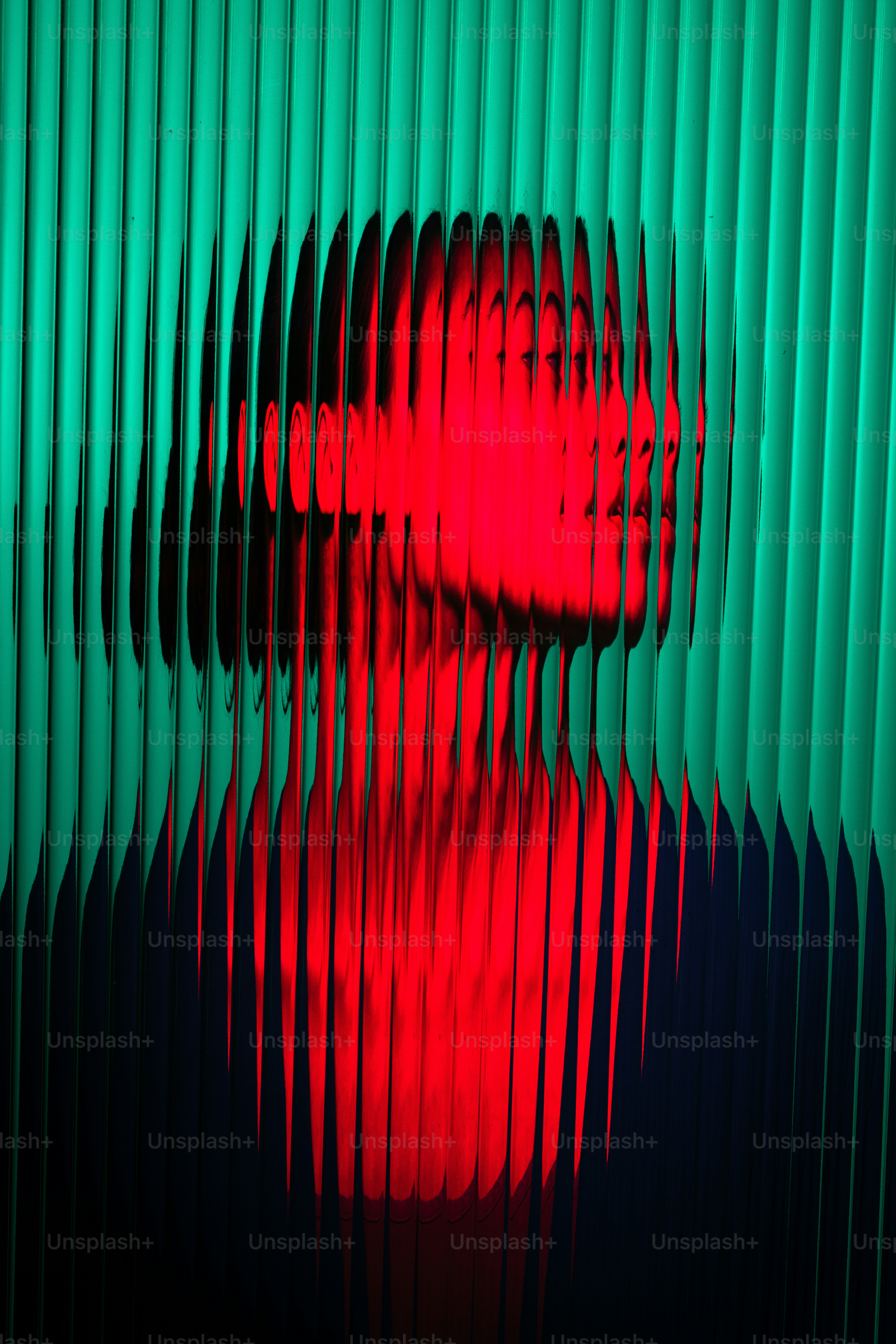 La lumière rouge brille à travers la texture verticale et rayée.