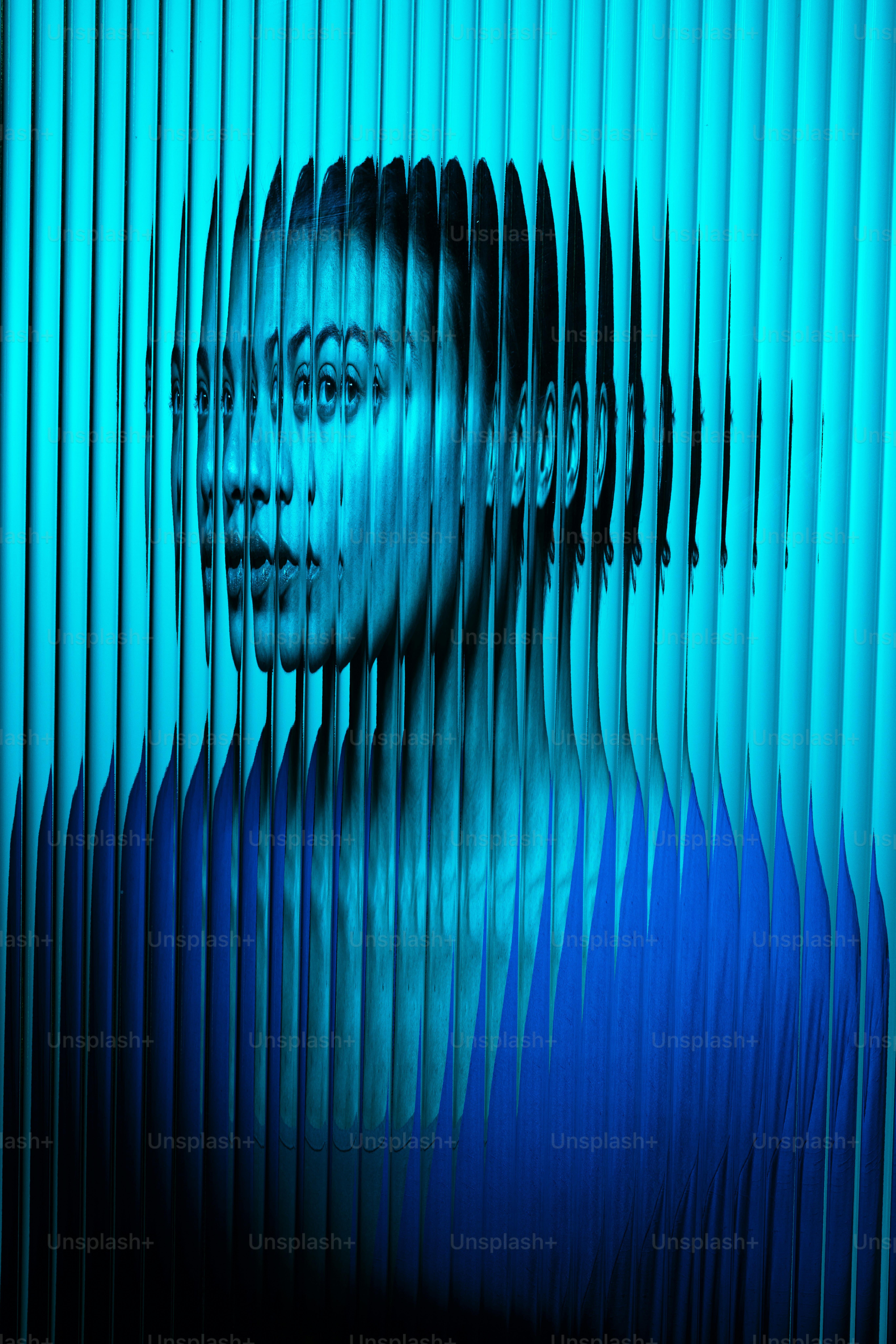 Un portrait bleu semble être découpé.