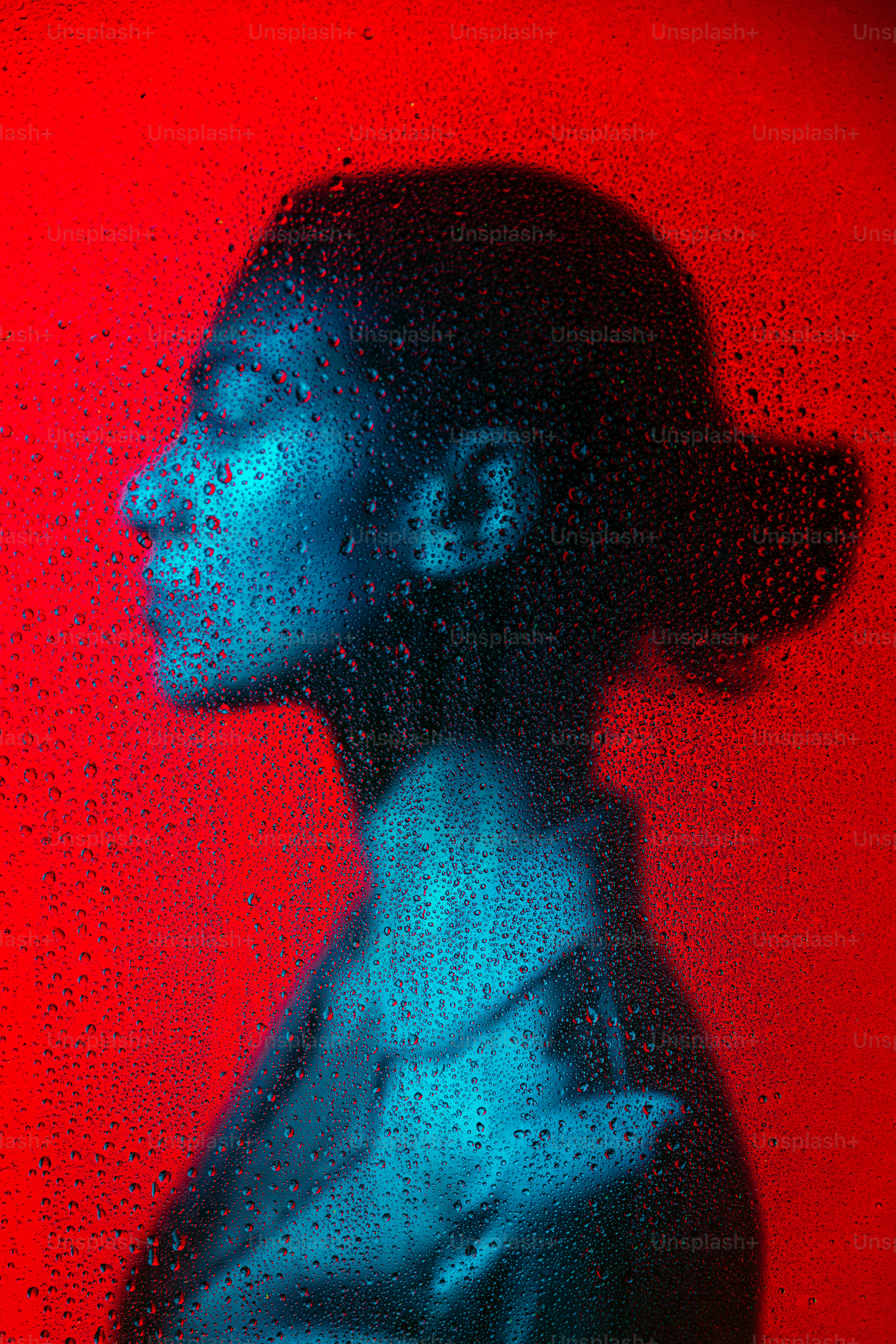 Siluet seorang wanita melawan merah.