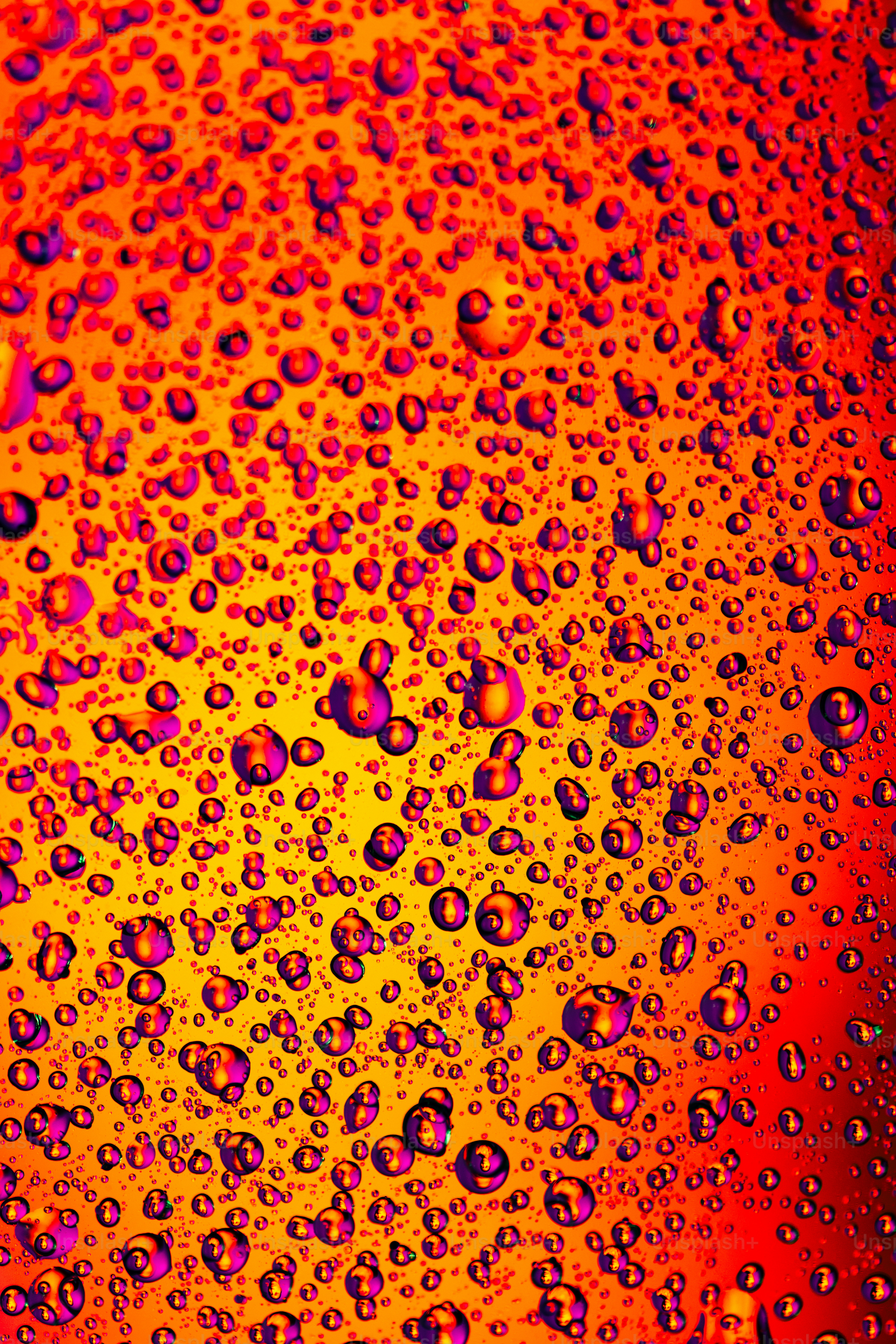 Las burbujas brillan sobre un fondo naranja y rojo.