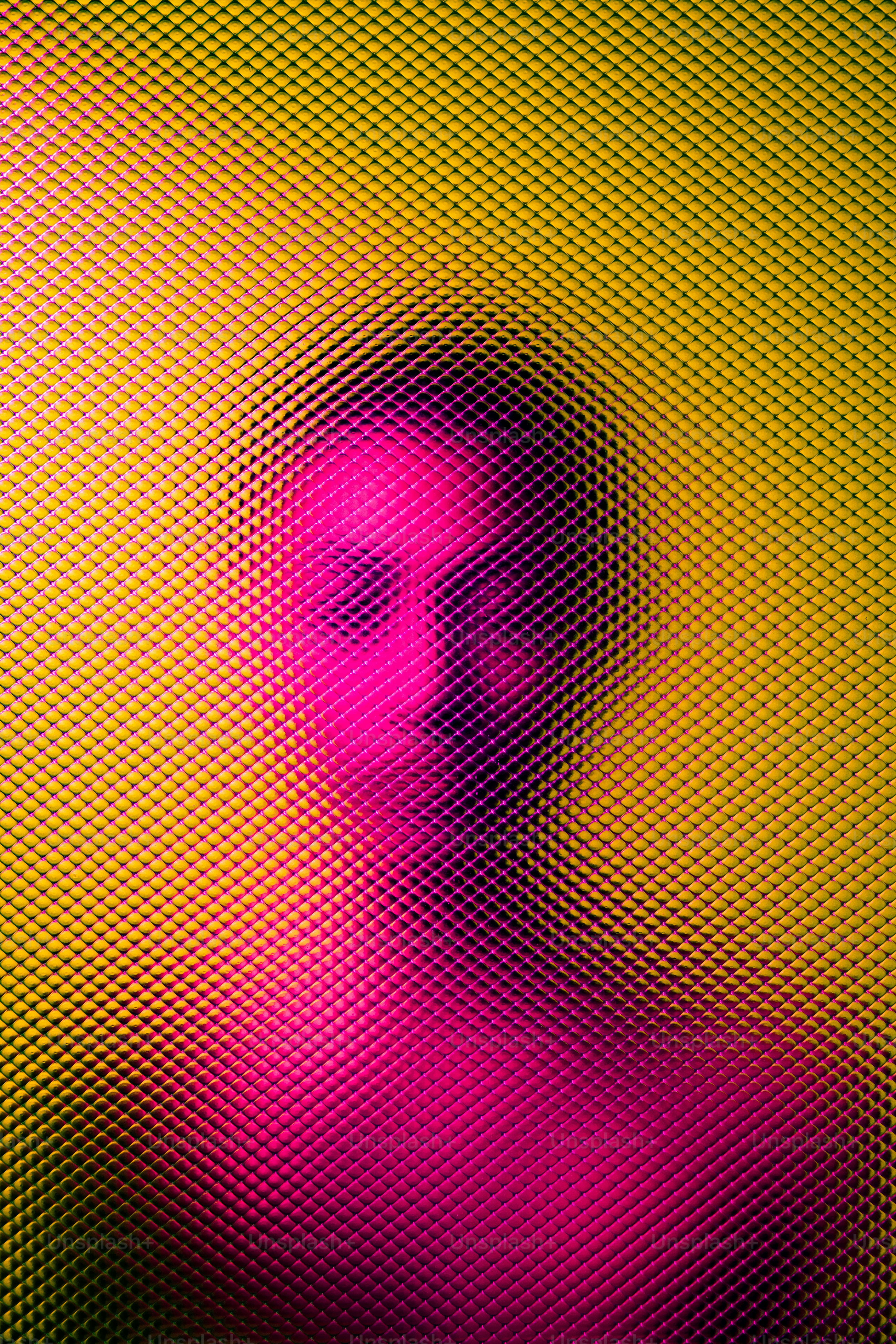 Wajah buram terlihat melalui permukaan bertekstur.