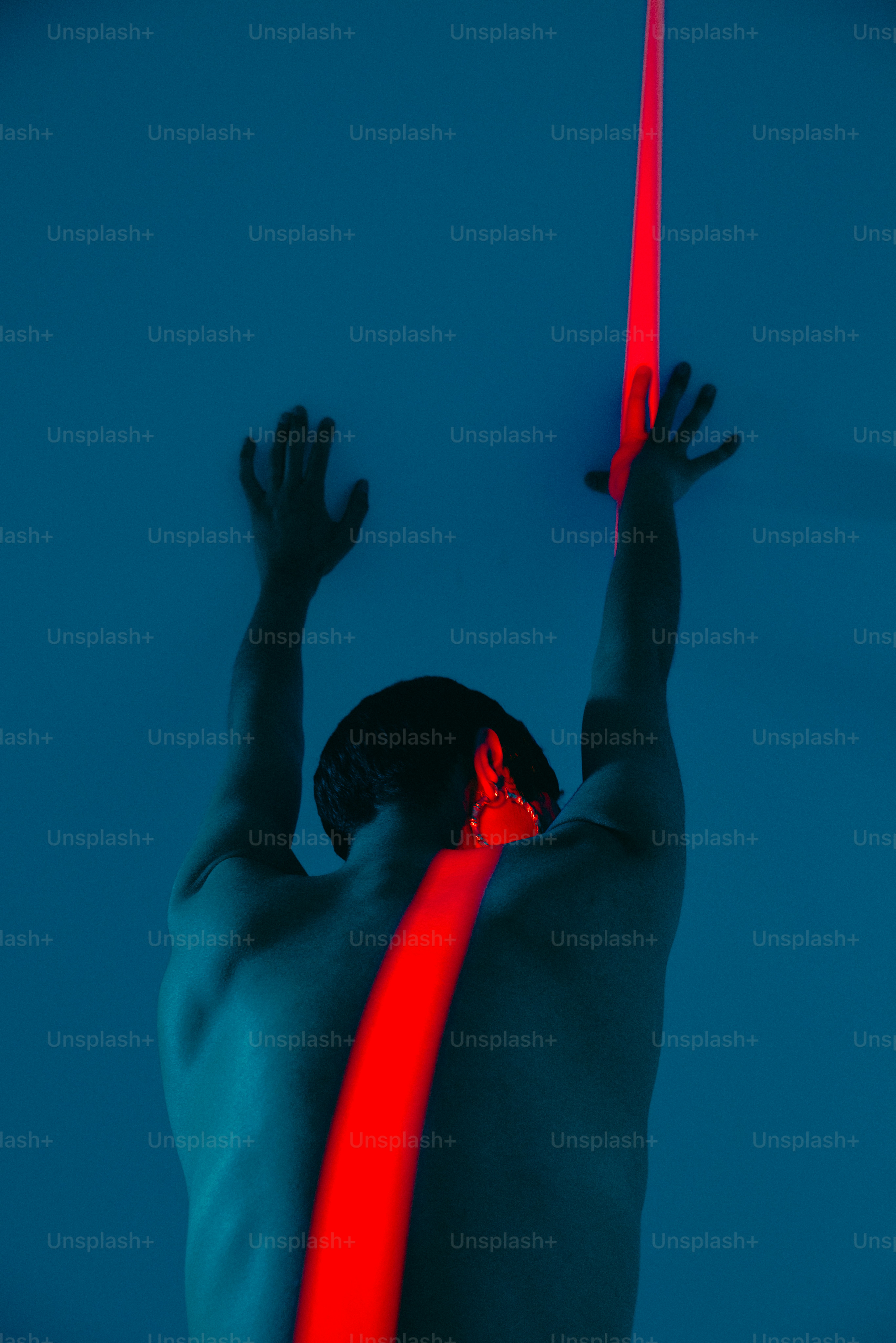 Una persona raggiunge un raggio rosso incandescente.