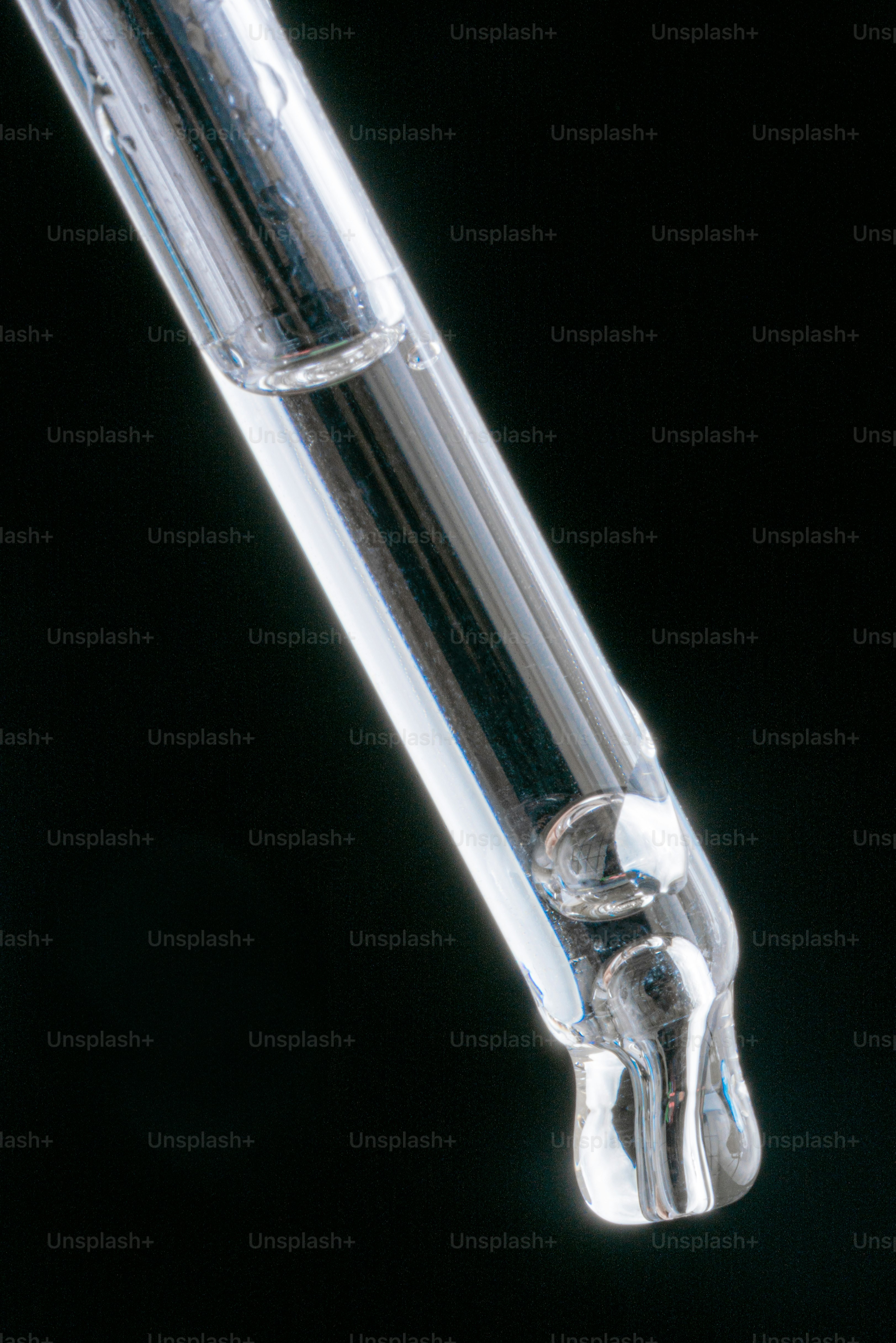 스포이드는 분배할 준비가 된 액체를 담고 있습니다.