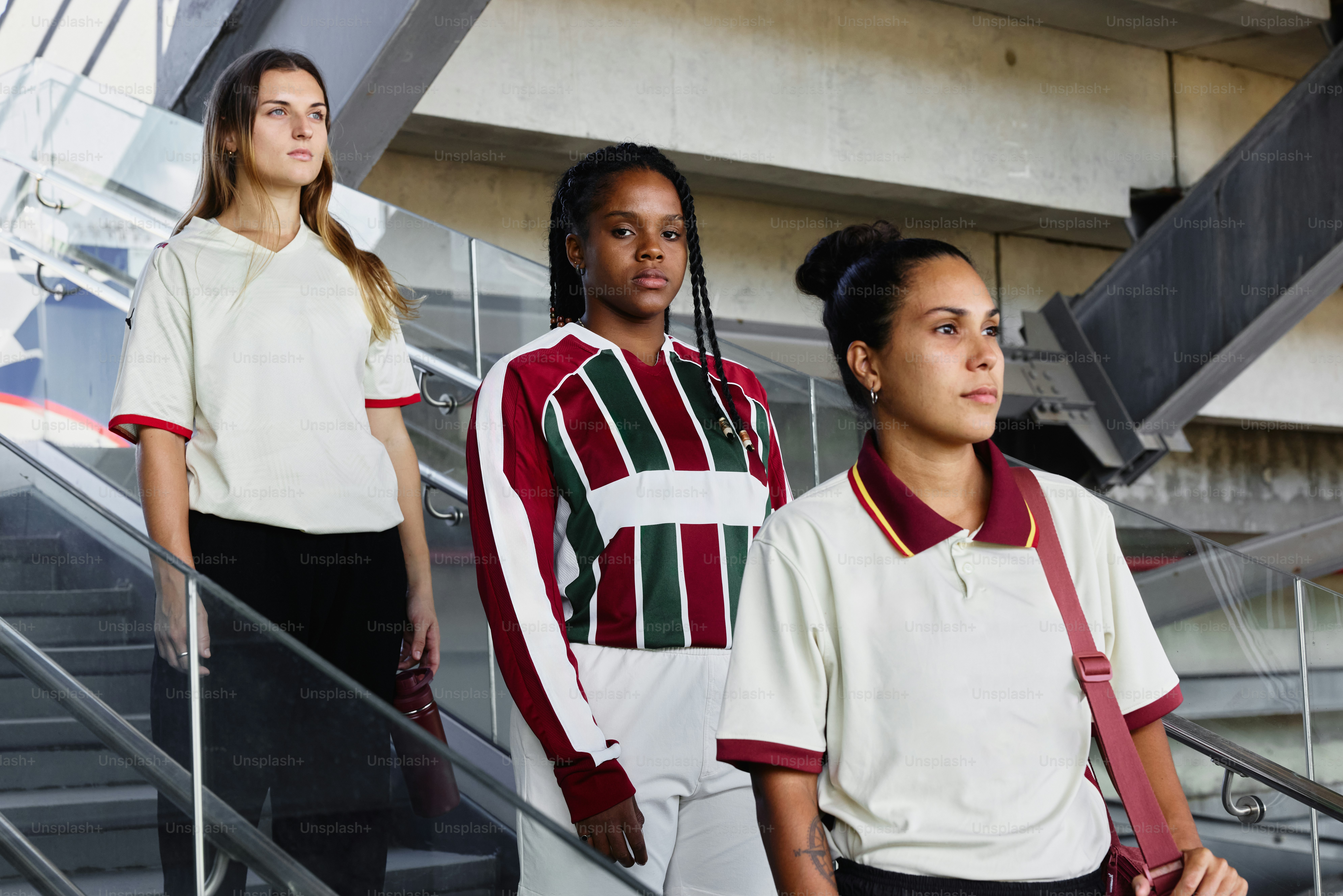 Tres mujeres bajan unas escaleras interiores