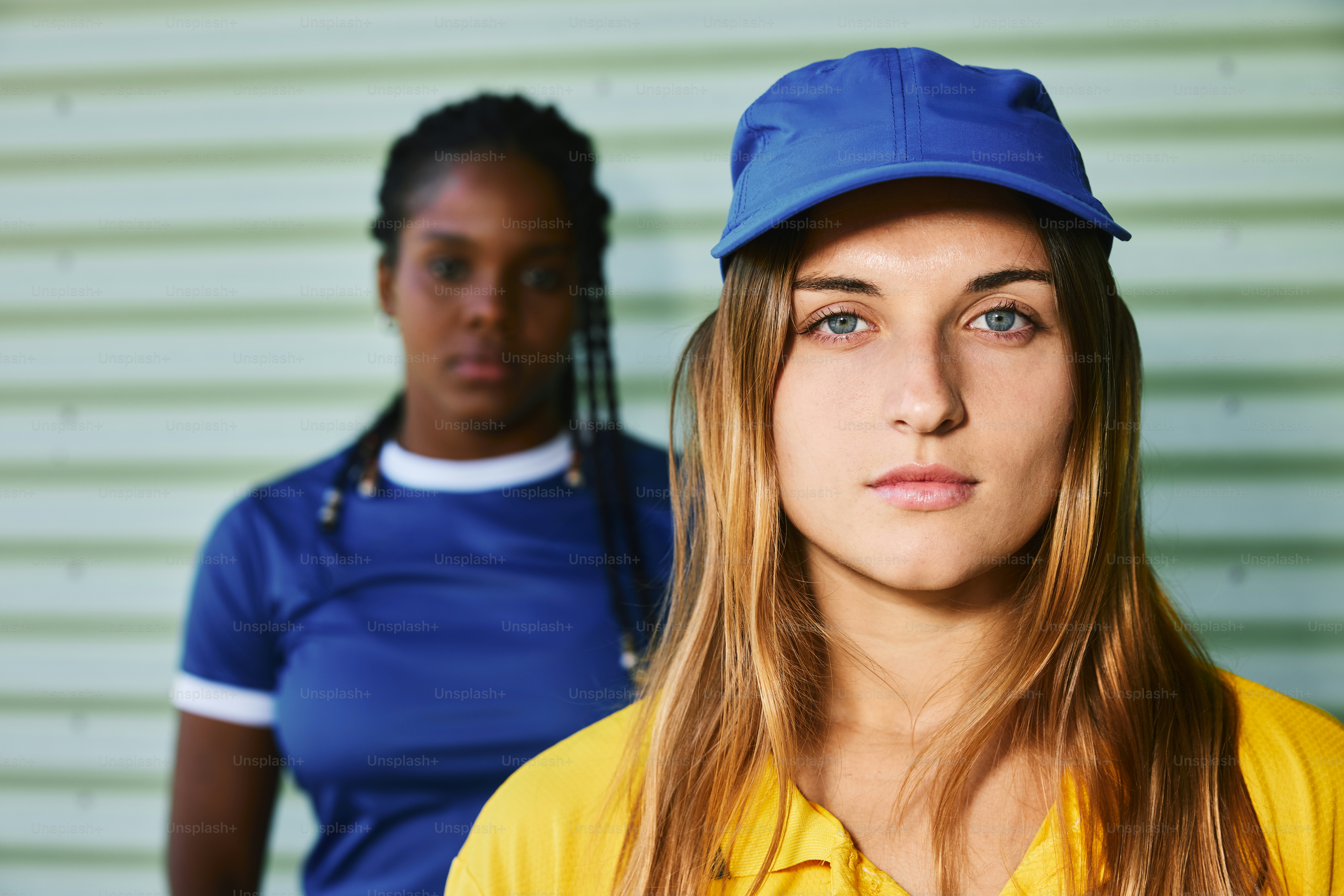 Dos mujeres miran directamente a la cámara