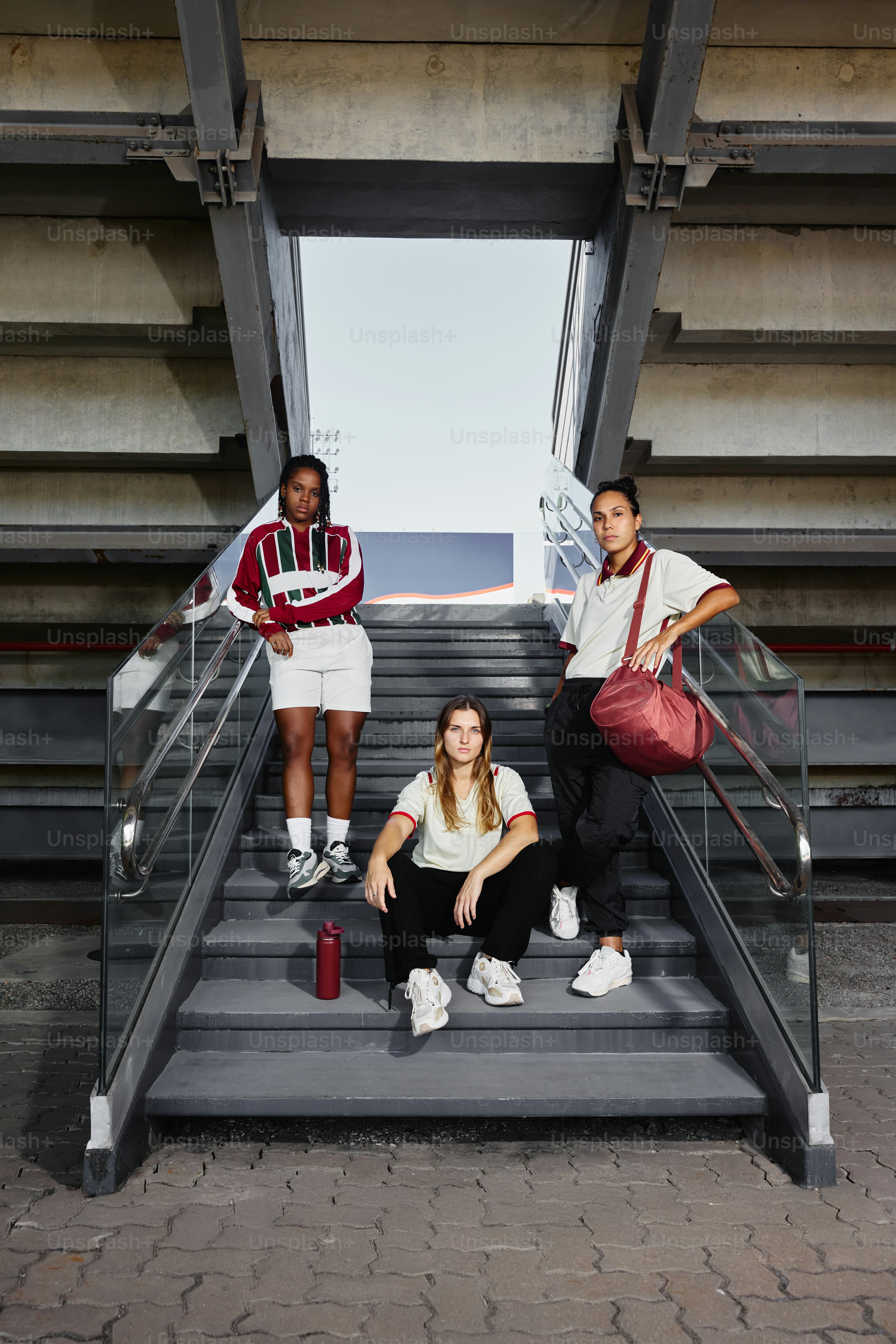 スタジアムの階段でポーズをとる3人。