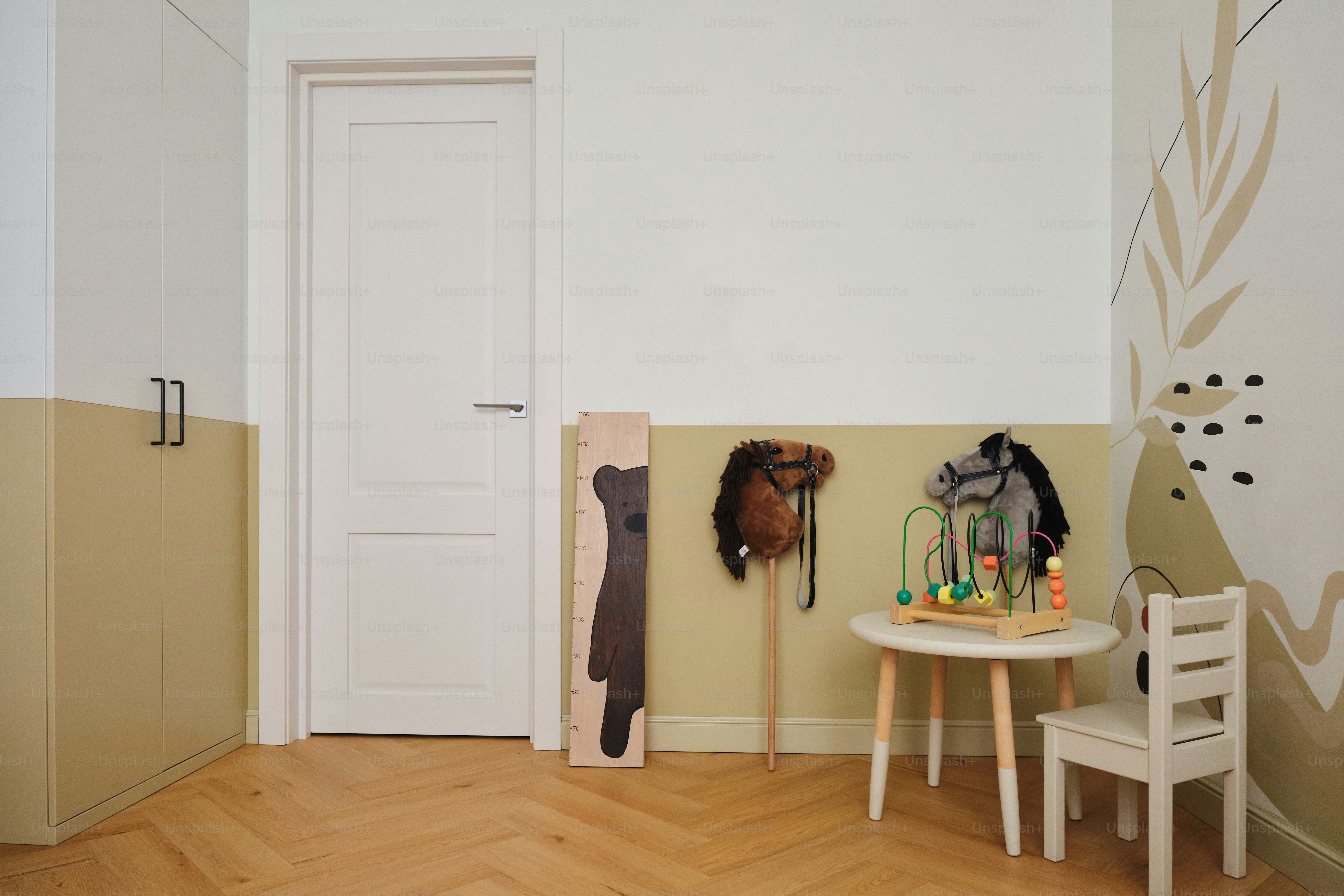 Das Kinderzimmer verfügt über ein einzigartiges und verspieltes Design.