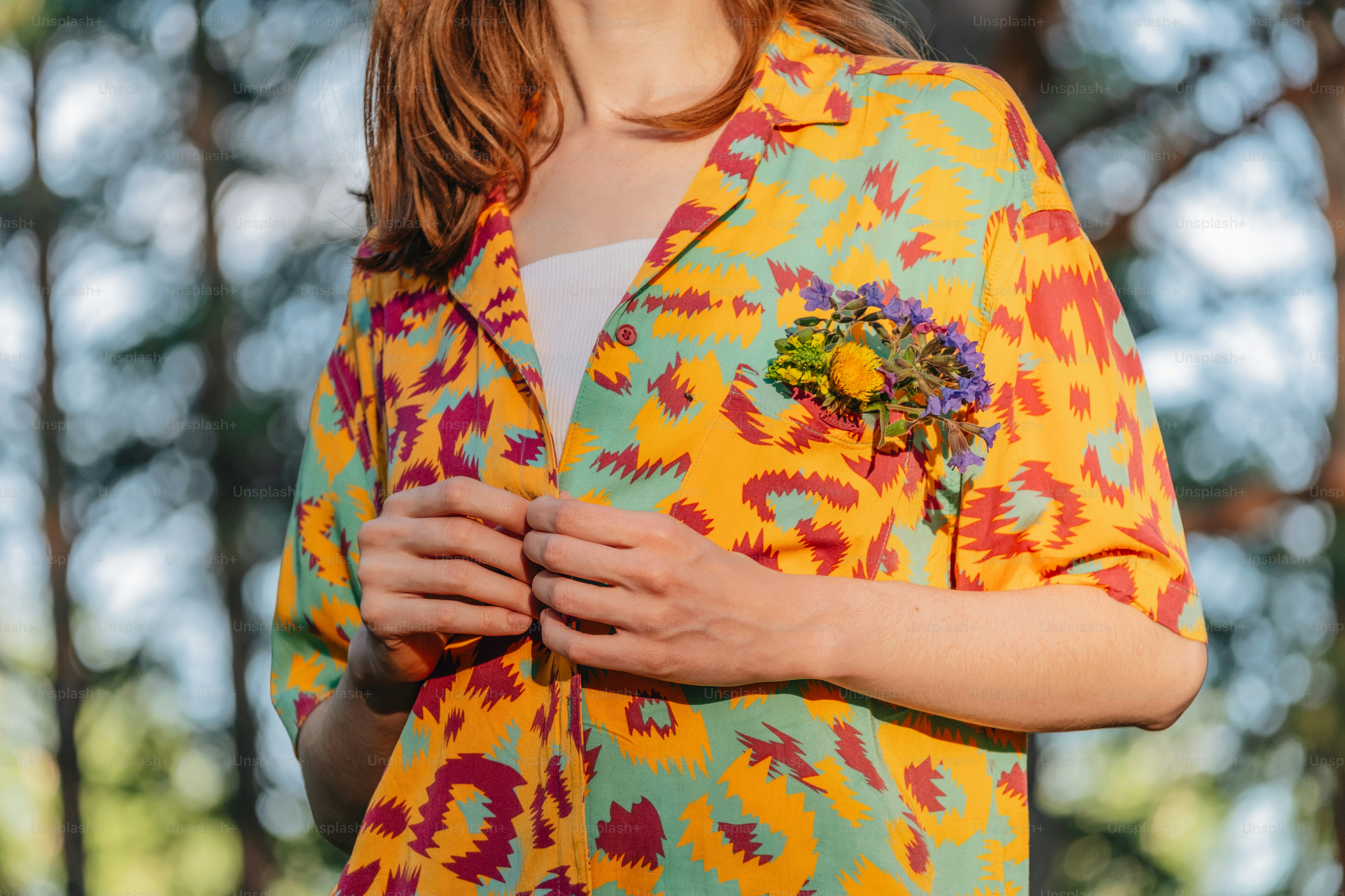Mulher vestindo uma camisa colorida com flores.
