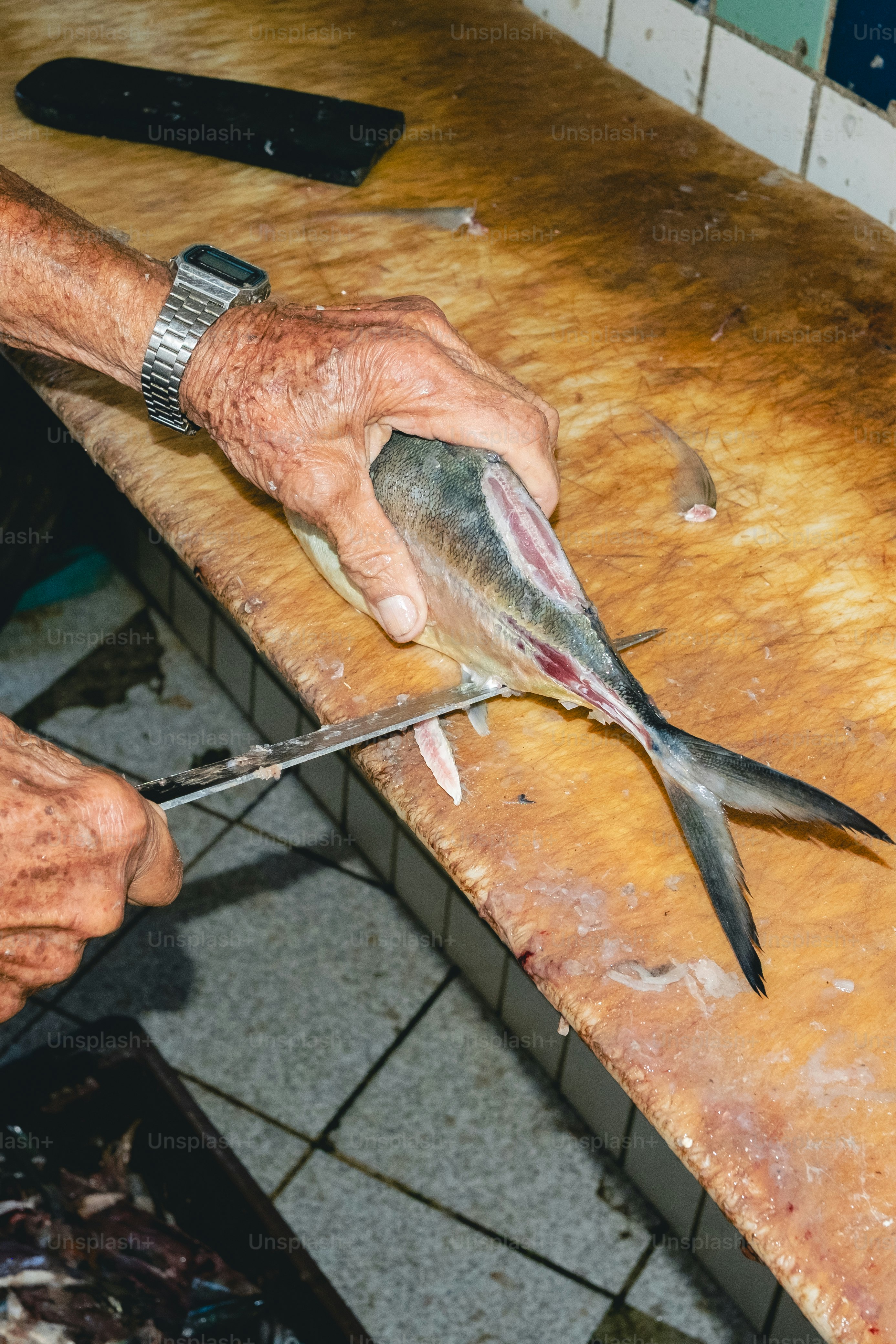 Seseorang sedang mengisi ikan segar.