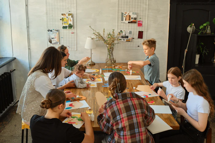 Enfants fabriquant des choses ensemble autour d'une table