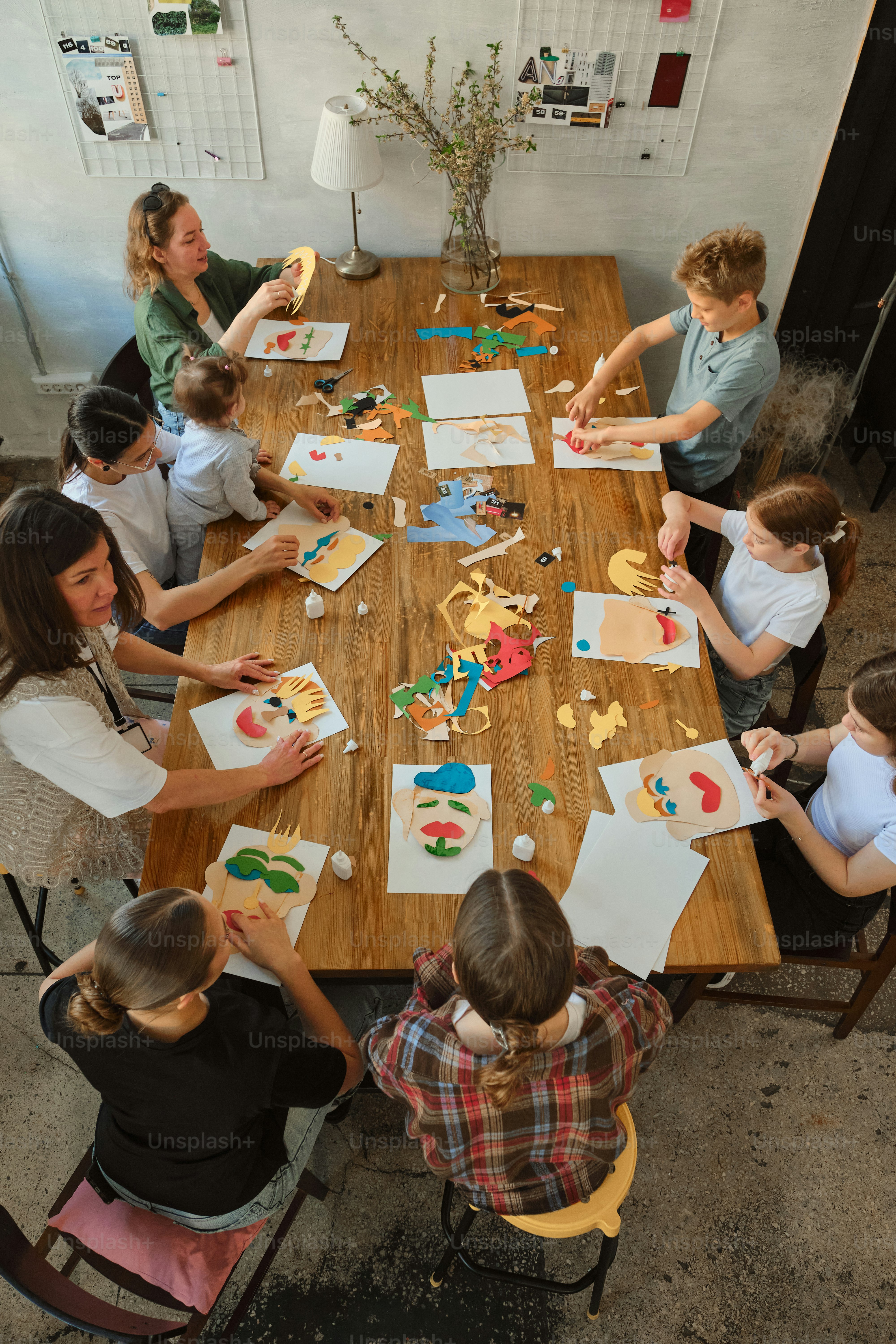 テーブルで顔を作る子どもたち。
