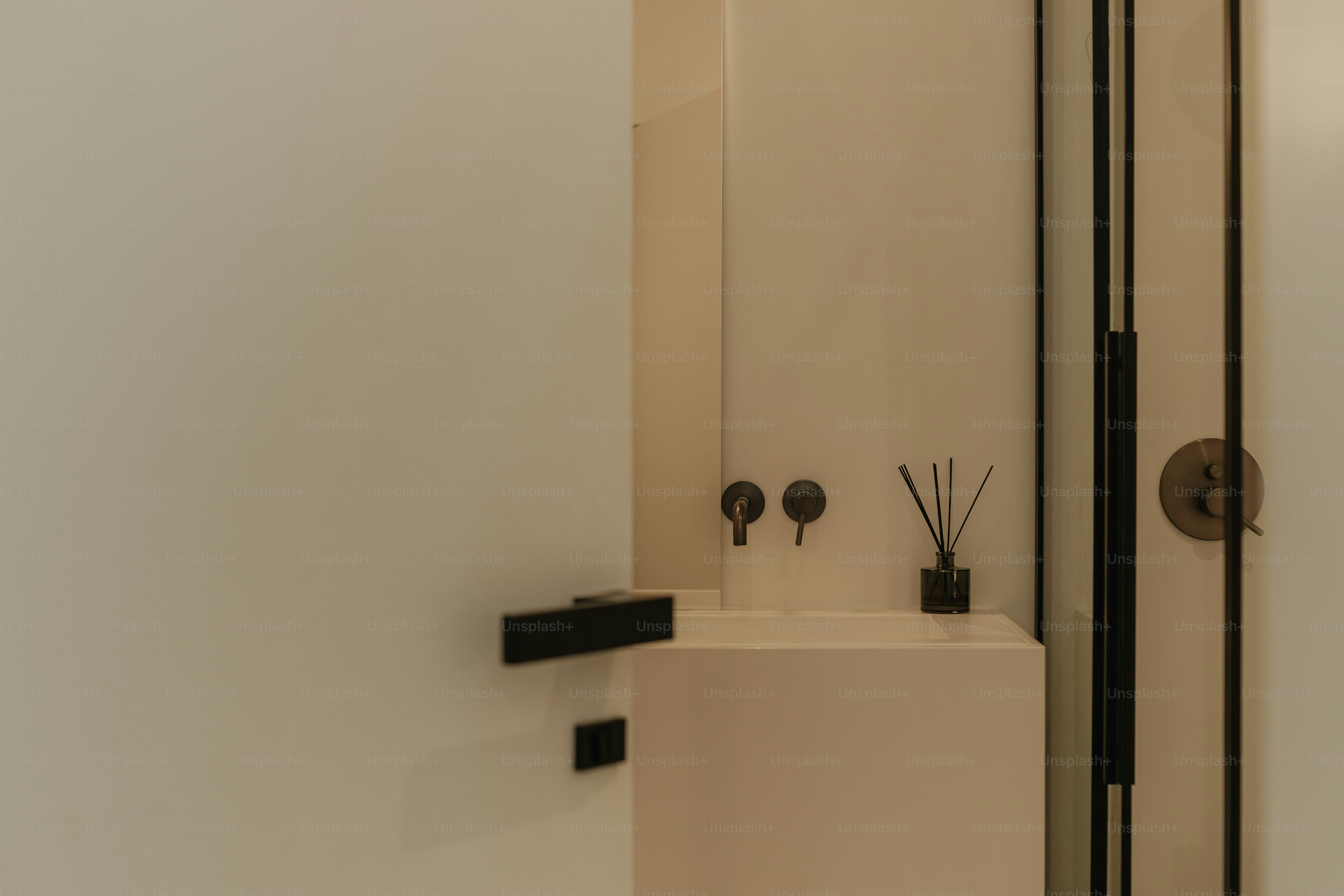 La salle de bains moderne dispose d’un lavabo et d’une douche.