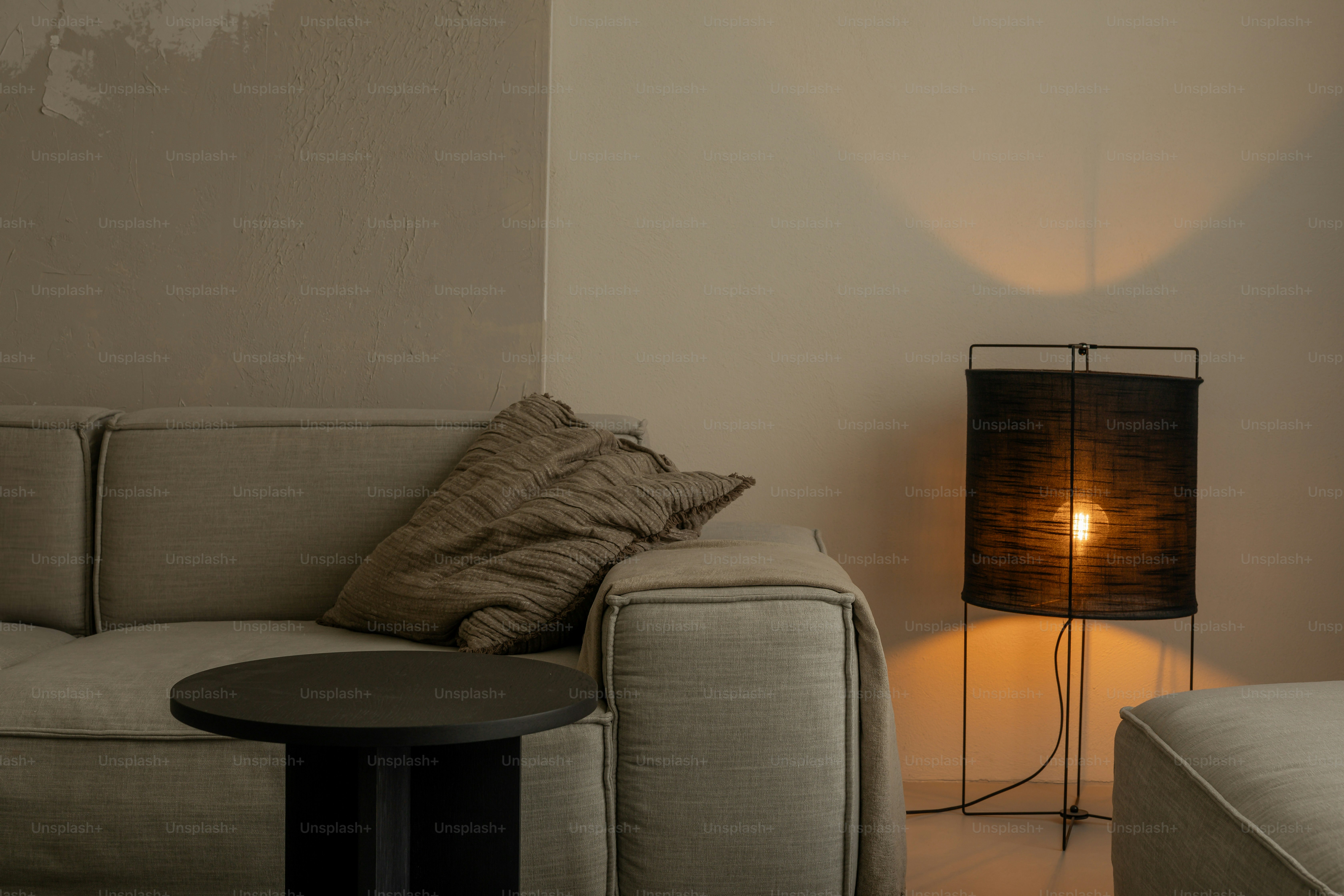 Gemütliches Wohnzimmer mit beleuchteter Lampe.