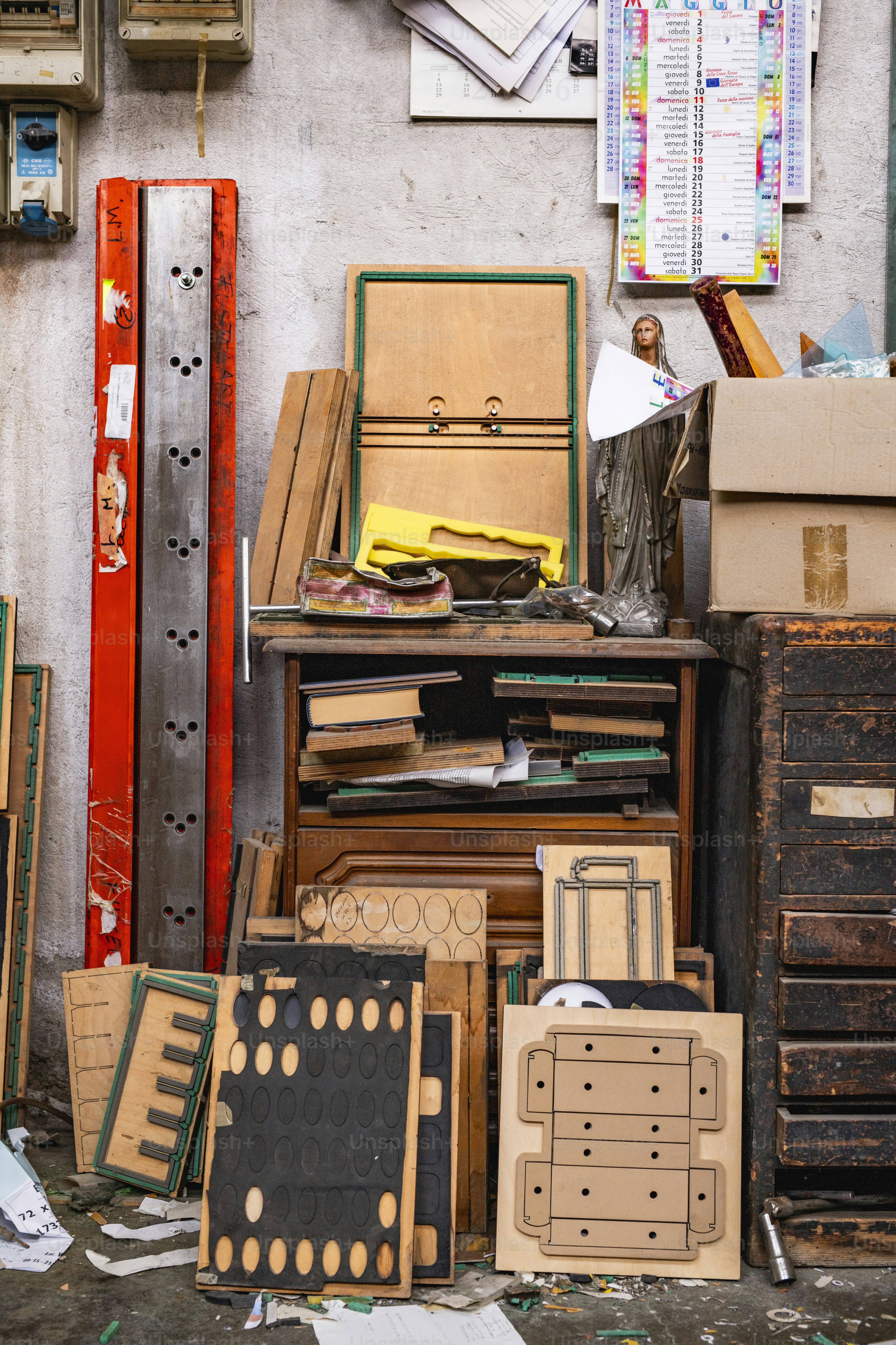 Un taller desordenado con diversos equipos y materiales. foto – Imagen de  Taller en Unsplash, image size:3000x4500