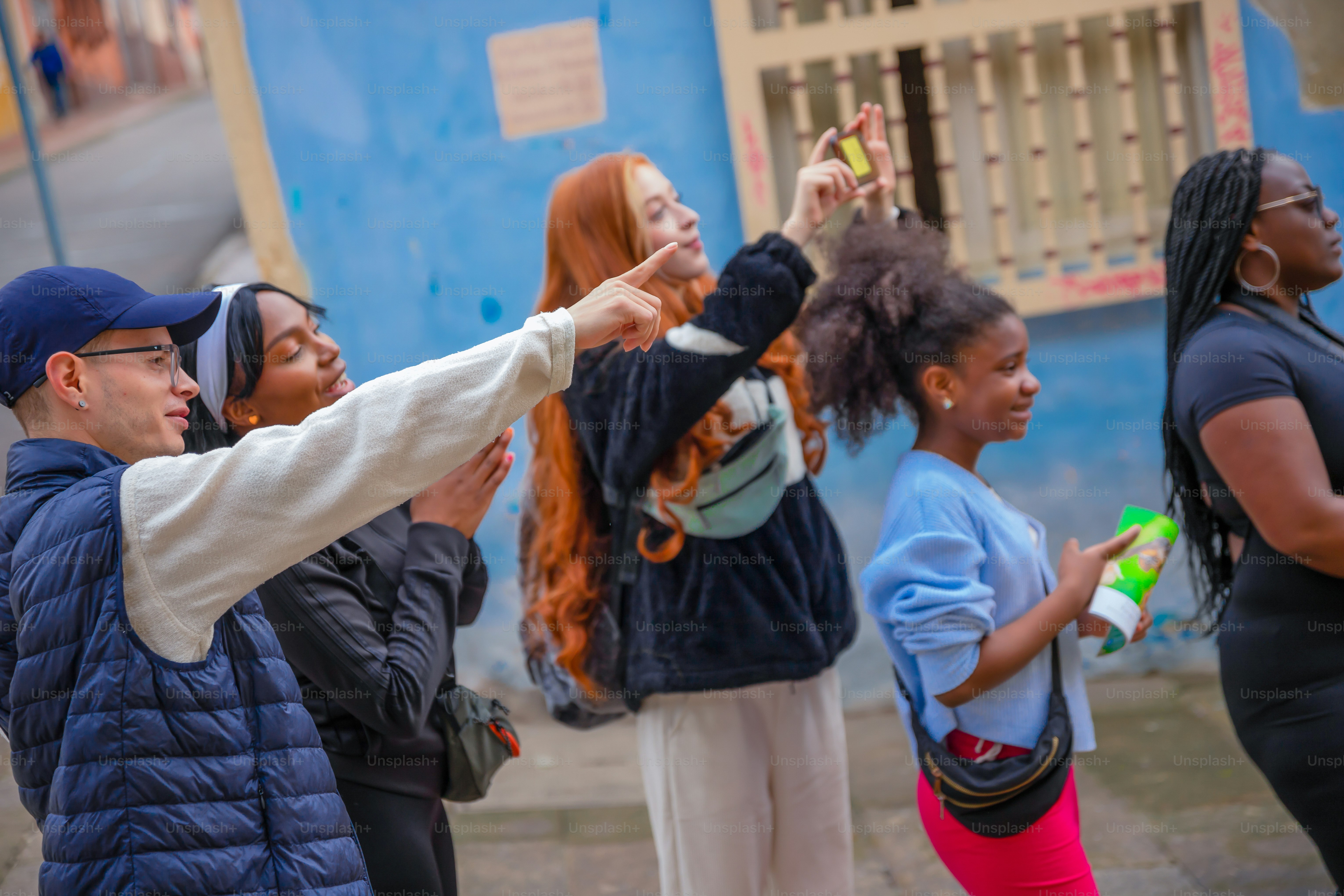Un groupe de personnes est à l'extérieur, pointant du doigt. photo – Image  de Voyager sur Unsplash, image size:3000x2000