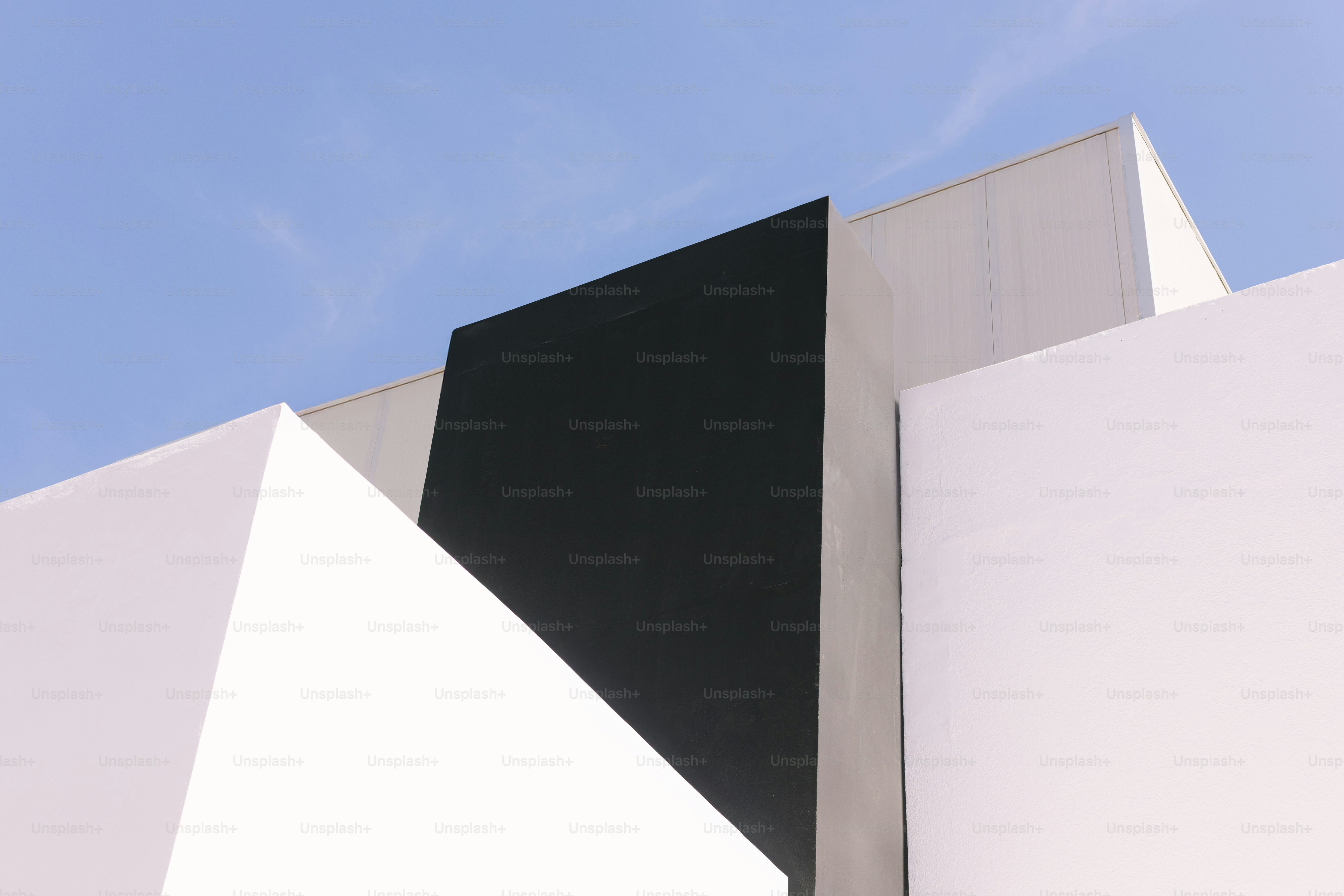 Architecture moderne géométrique sur fond de ciel bleu.