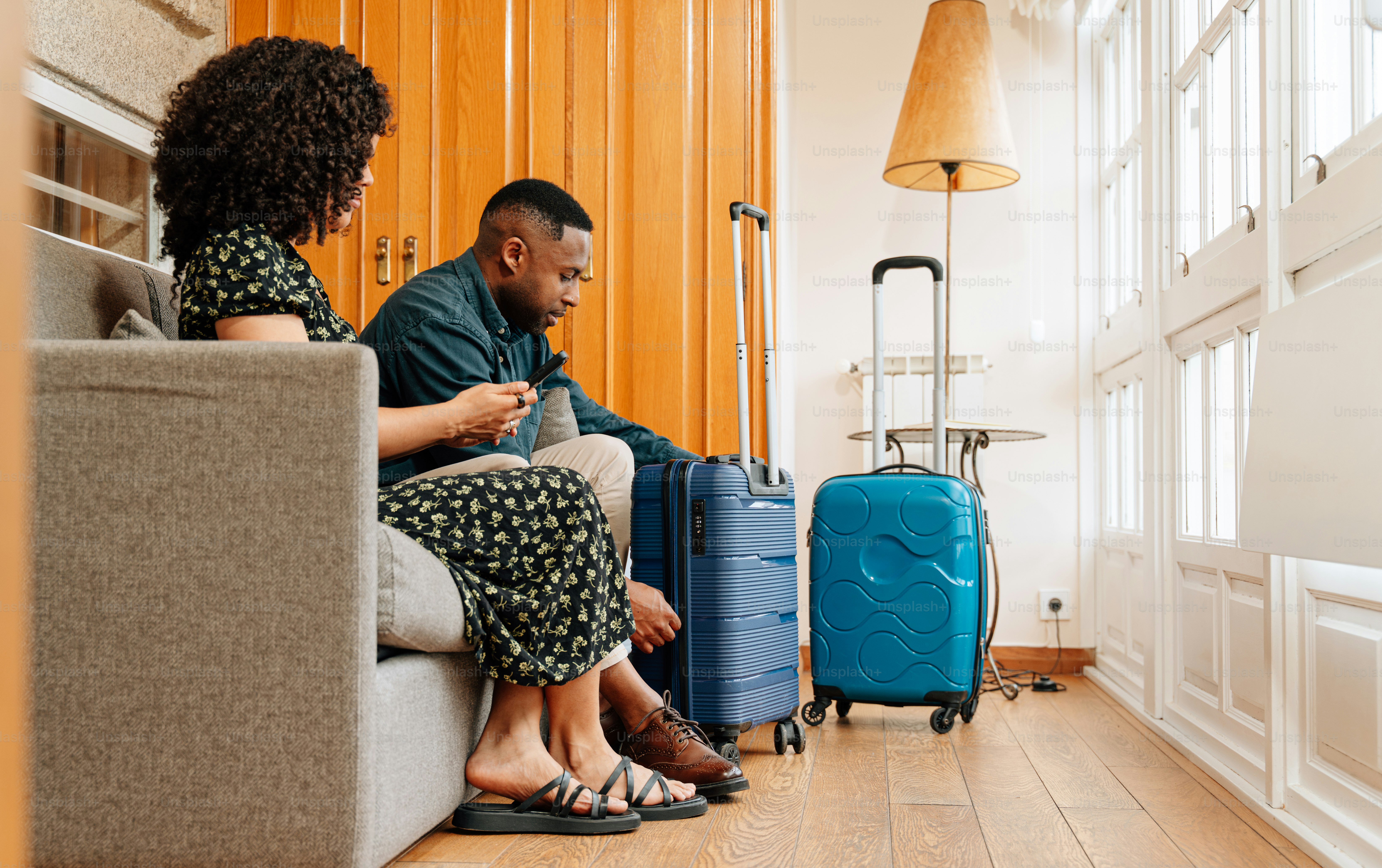 Un couple fait ses valises pour un voyage ensemble