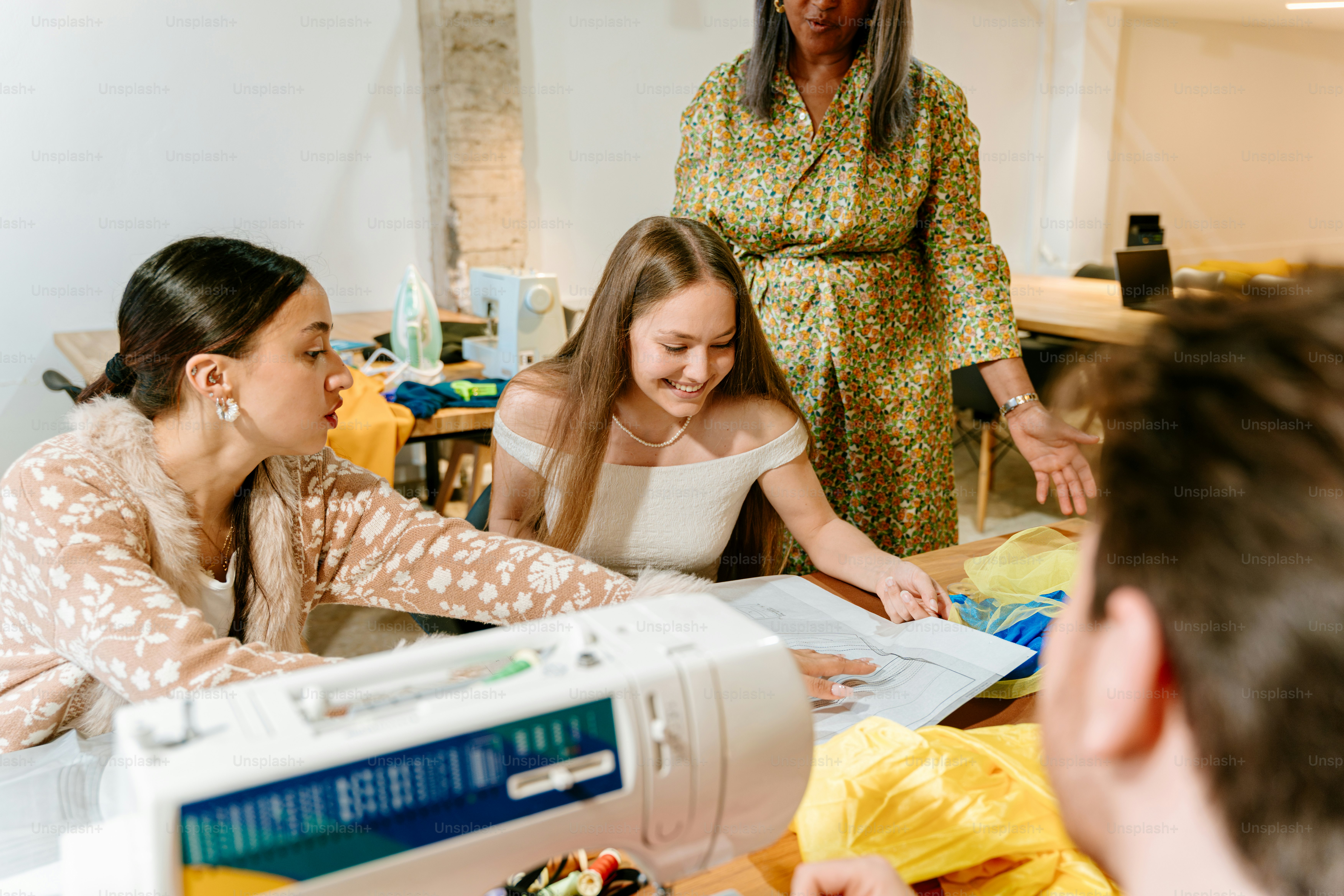 학생들은 강사와 함께 배우고 바느질합니다. 사진 – Unsplash의 교육 이미지, image size:3000x2000