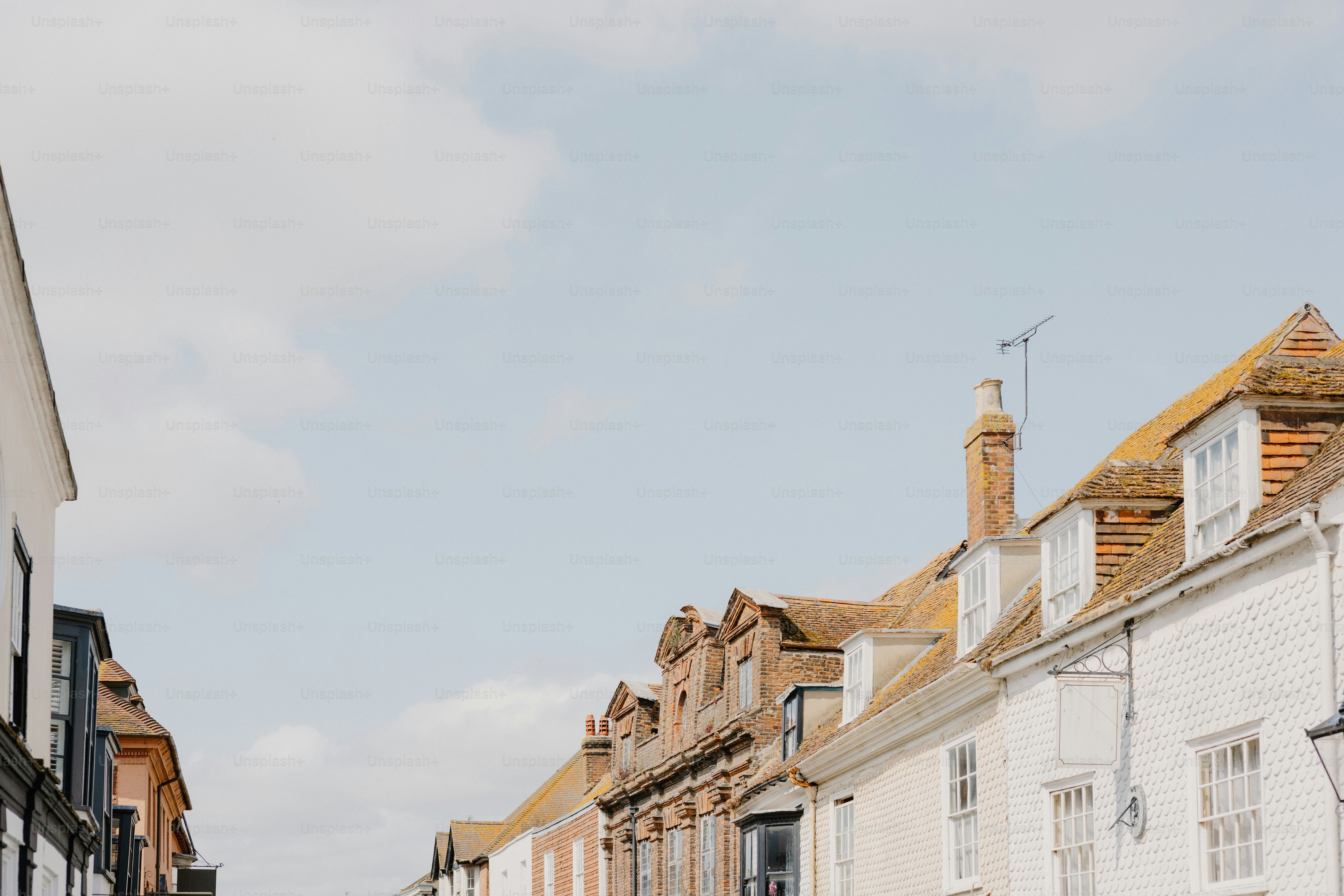 Straße mit alten Gebäuden und einem wolkenverhangenen Himmel.