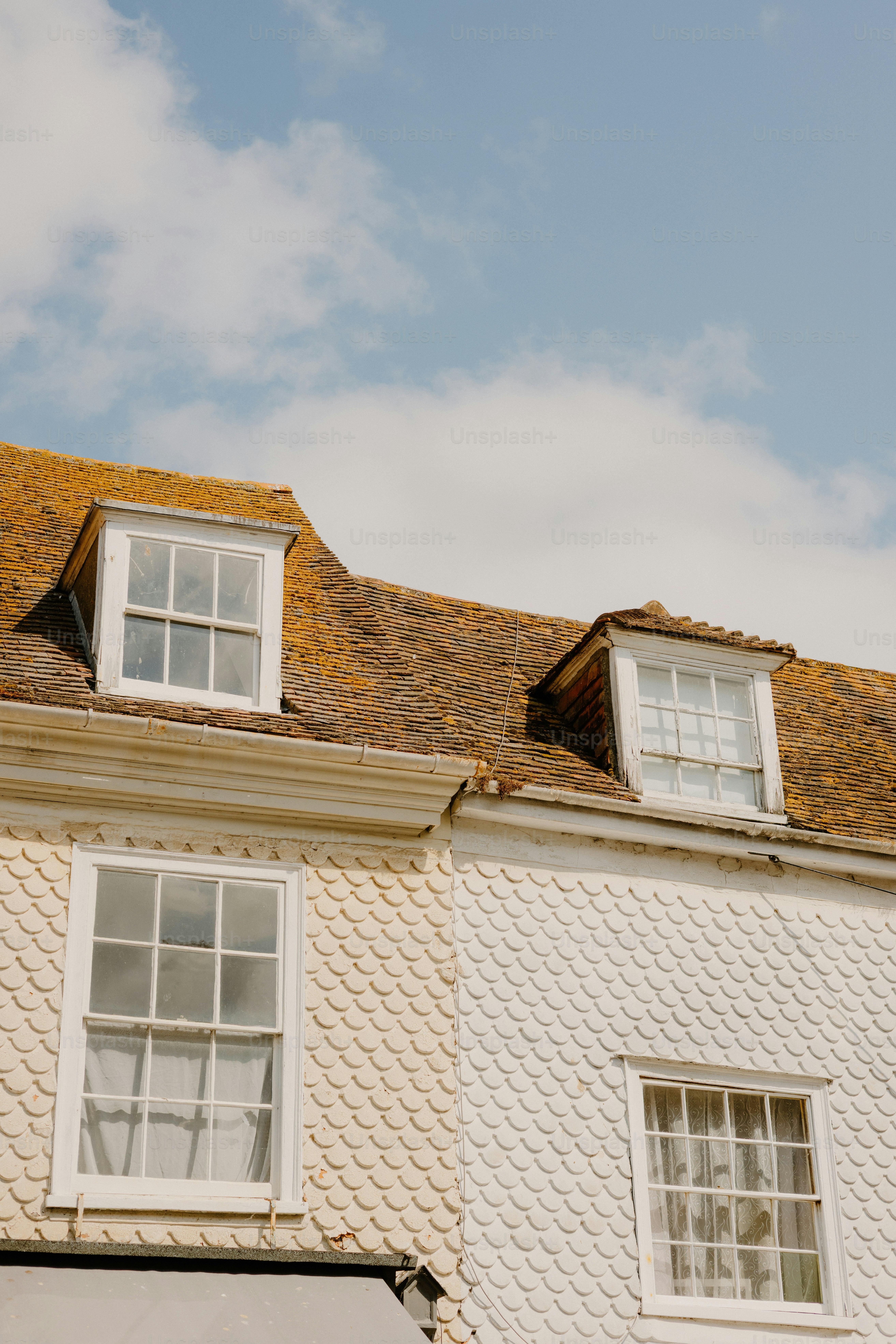 Ein Gebäude mit Fenstern unter blauem Himmel.